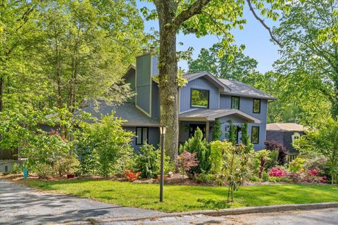Photo of 511 Barrington Road, Signal Mountain, TN 37377 (MLS # 1534254)