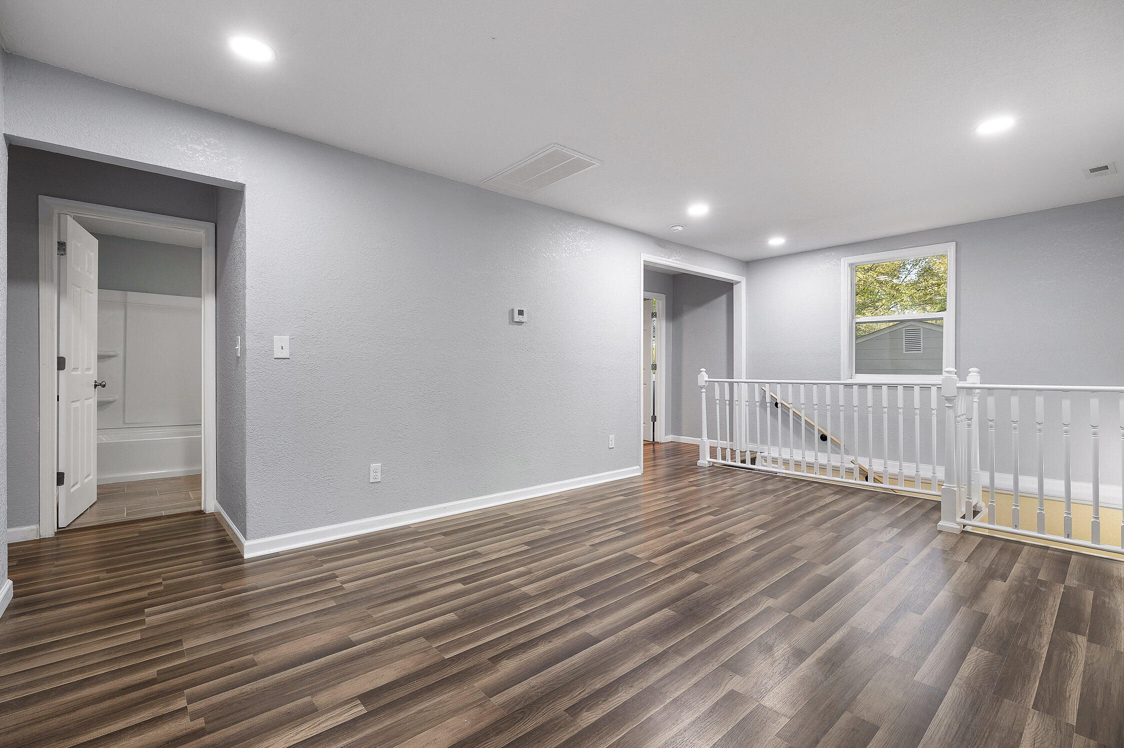 Chattanooga, Tennessee 37411, United States, 4 Bedrooms Bedrooms, ,2 BathroomsBathrooms,Residential,Active,39399