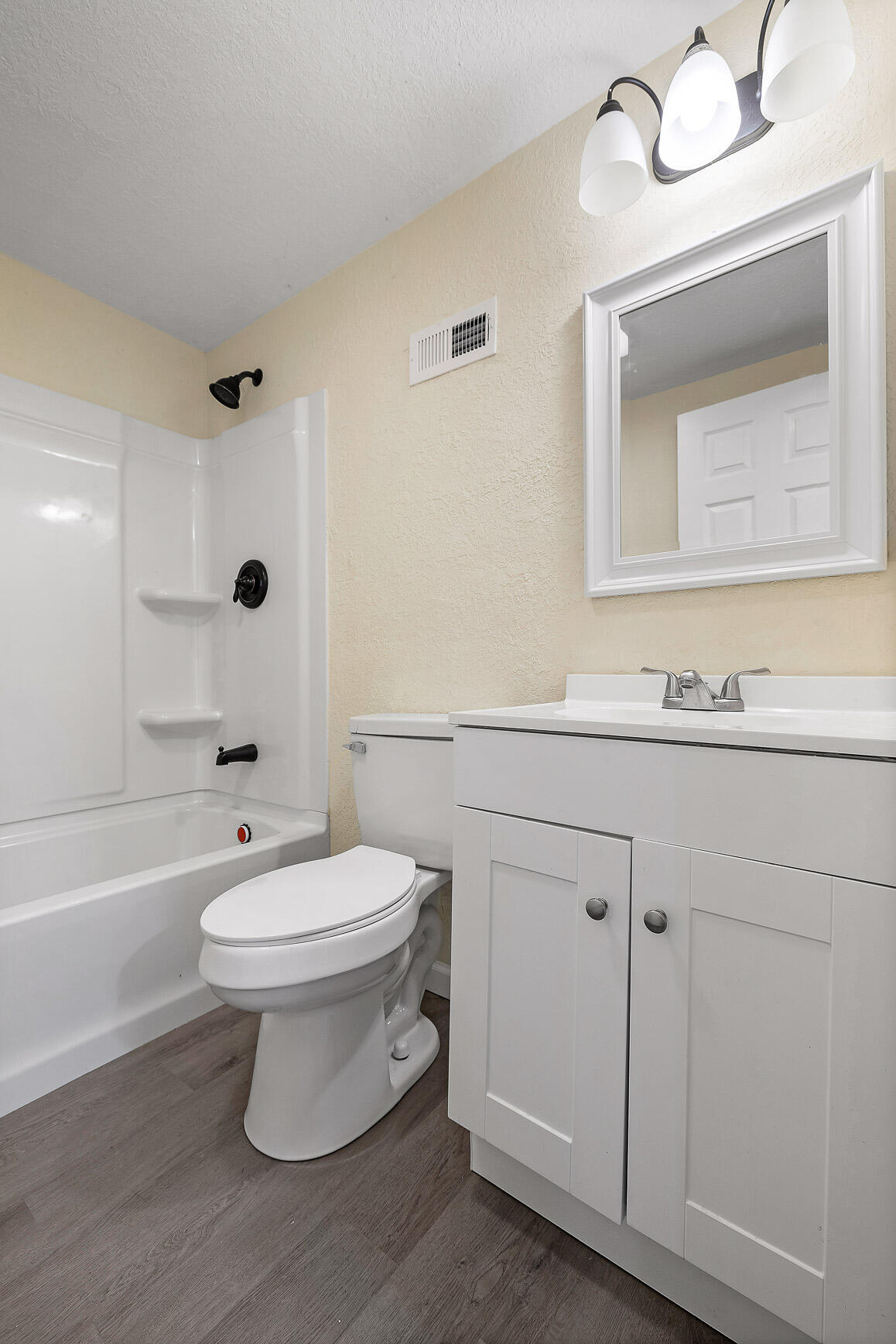 Chattanooga, Tennessee 37411, United States, 4 Bedrooms Bedrooms, ,2 BathroomsBathrooms,Residential,Active,39399