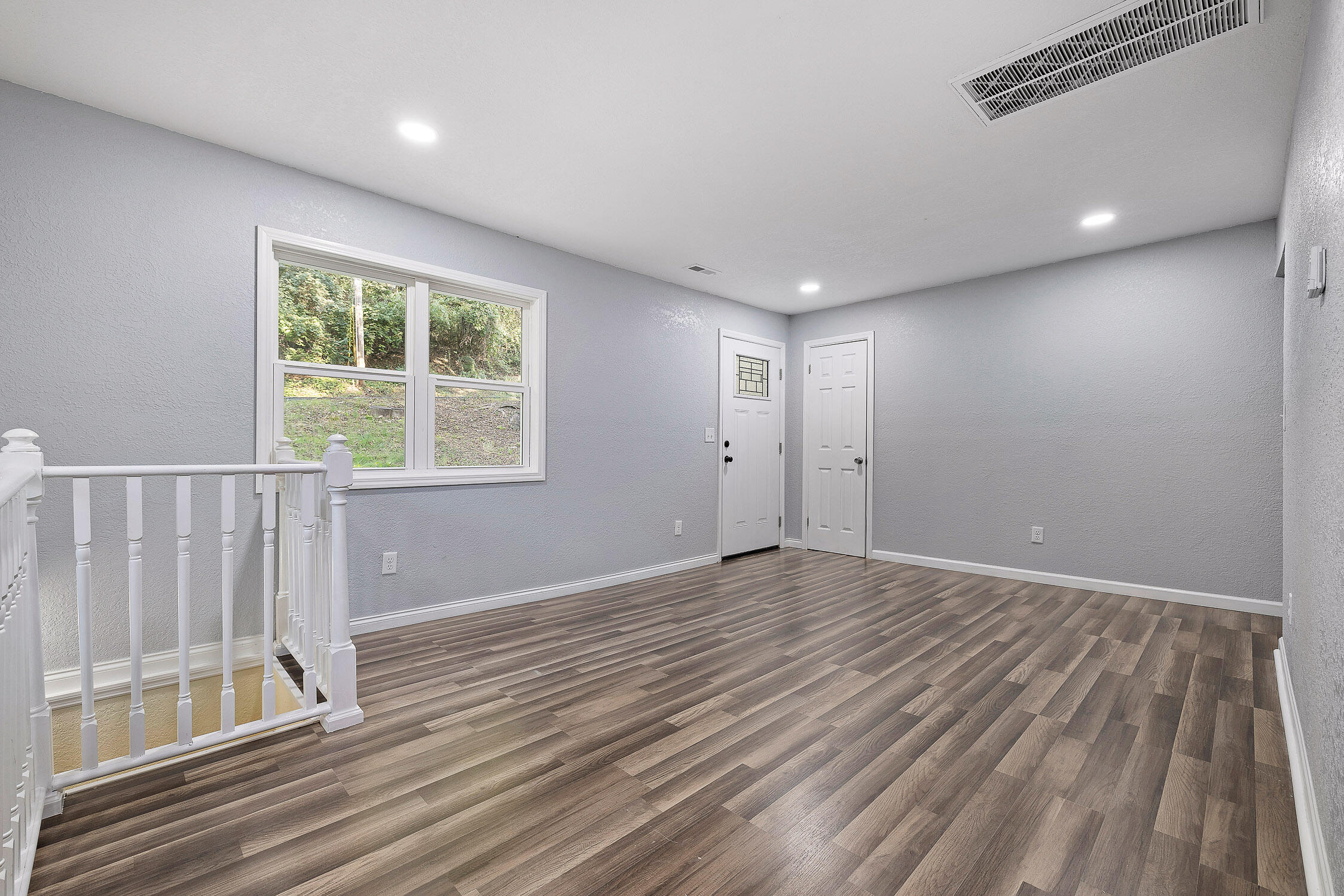 Chattanooga, Tennessee 37411, United States, 4 Bedrooms Bedrooms, ,2 BathroomsBathrooms,Residential,Active,39399