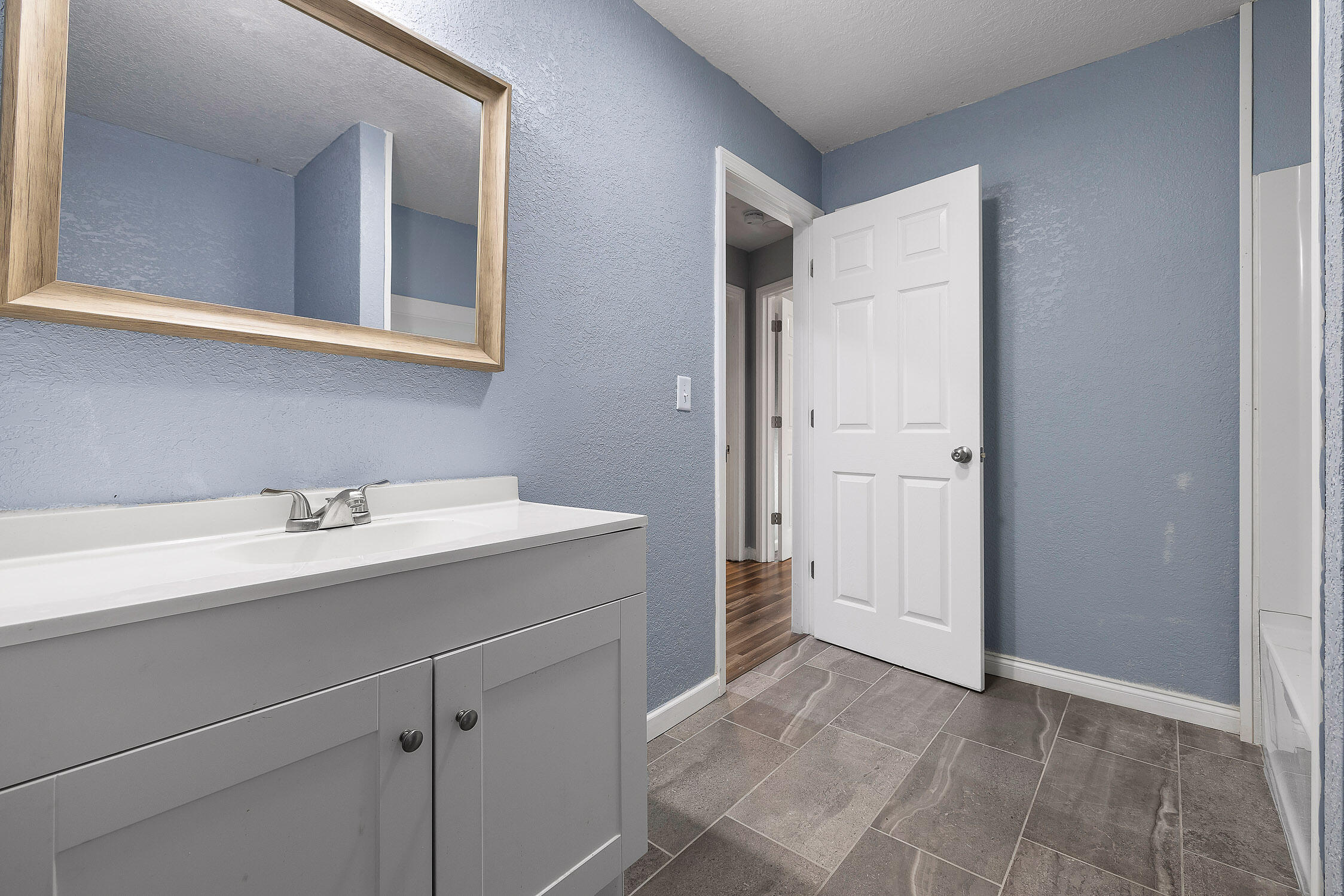 Chattanooga, Tennessee 37411, United States, 4 Bedrooms Bedrooms, ,2 BathroomsBathrooms,Residential,Active,39399