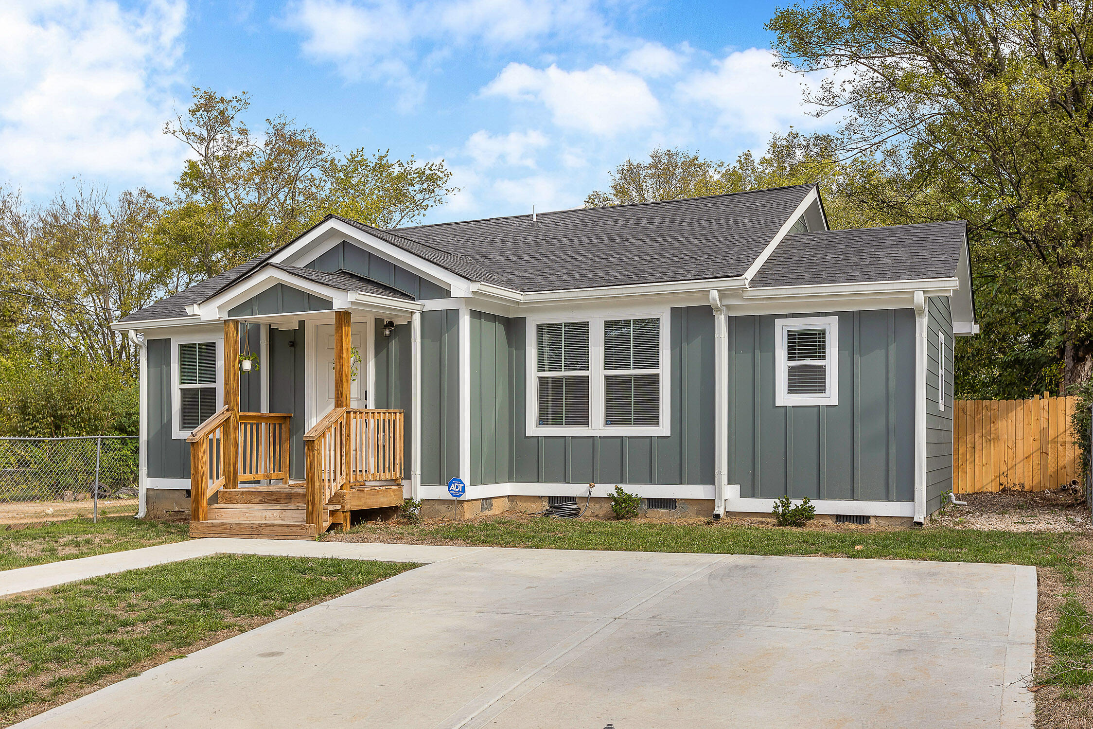 Chattanooga, Tennessee 37407, United States, 3 Bedrooms Bedrooms, ,2 BathroomsBathrooms,Residential,Active,38418