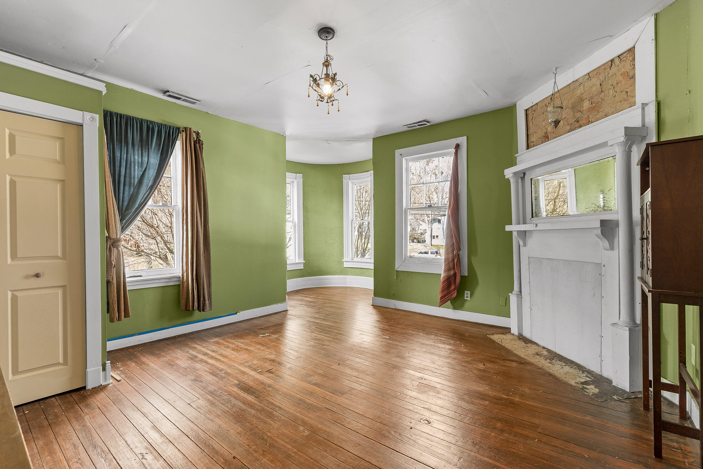 Chattanooga, Tennessee 37409, United States, 3 Bedrooms Bedrooms, ,3 BathroomsBathrooms,Residential,Contingent,18747