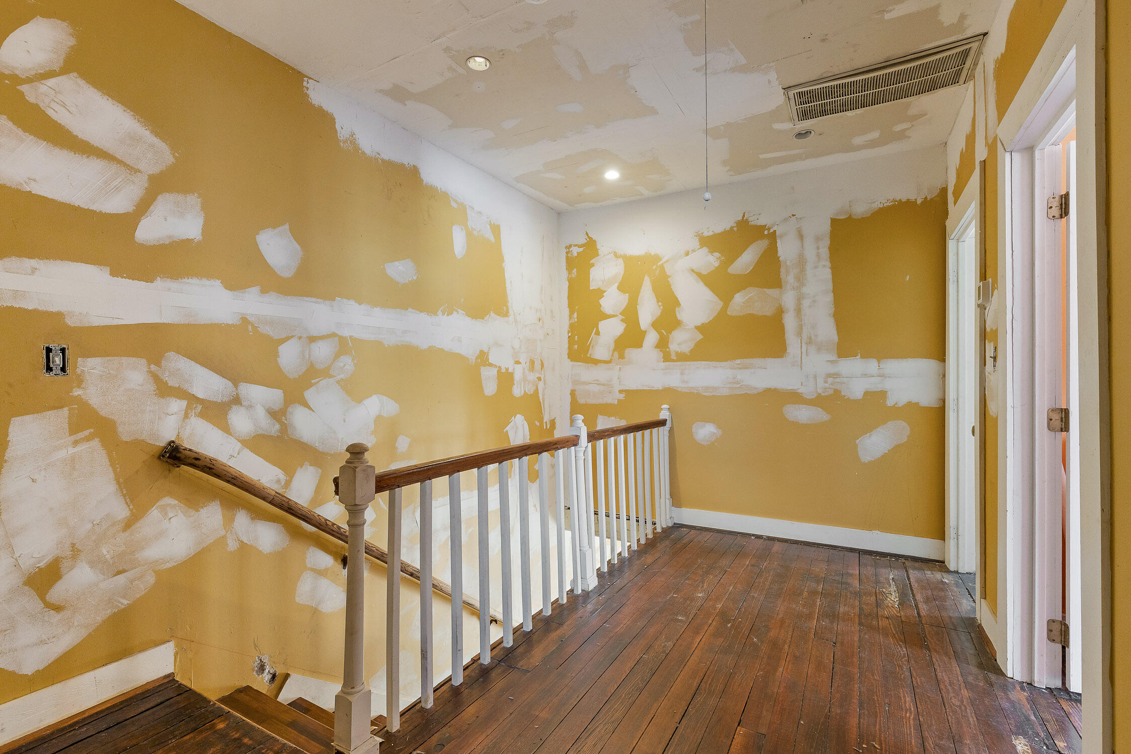 Chattanooga, Tennessee 37409, United States, 3 Bedrooms Bedrooms, ,3 BathroomsBathrooms,Residential,Contingent,18747