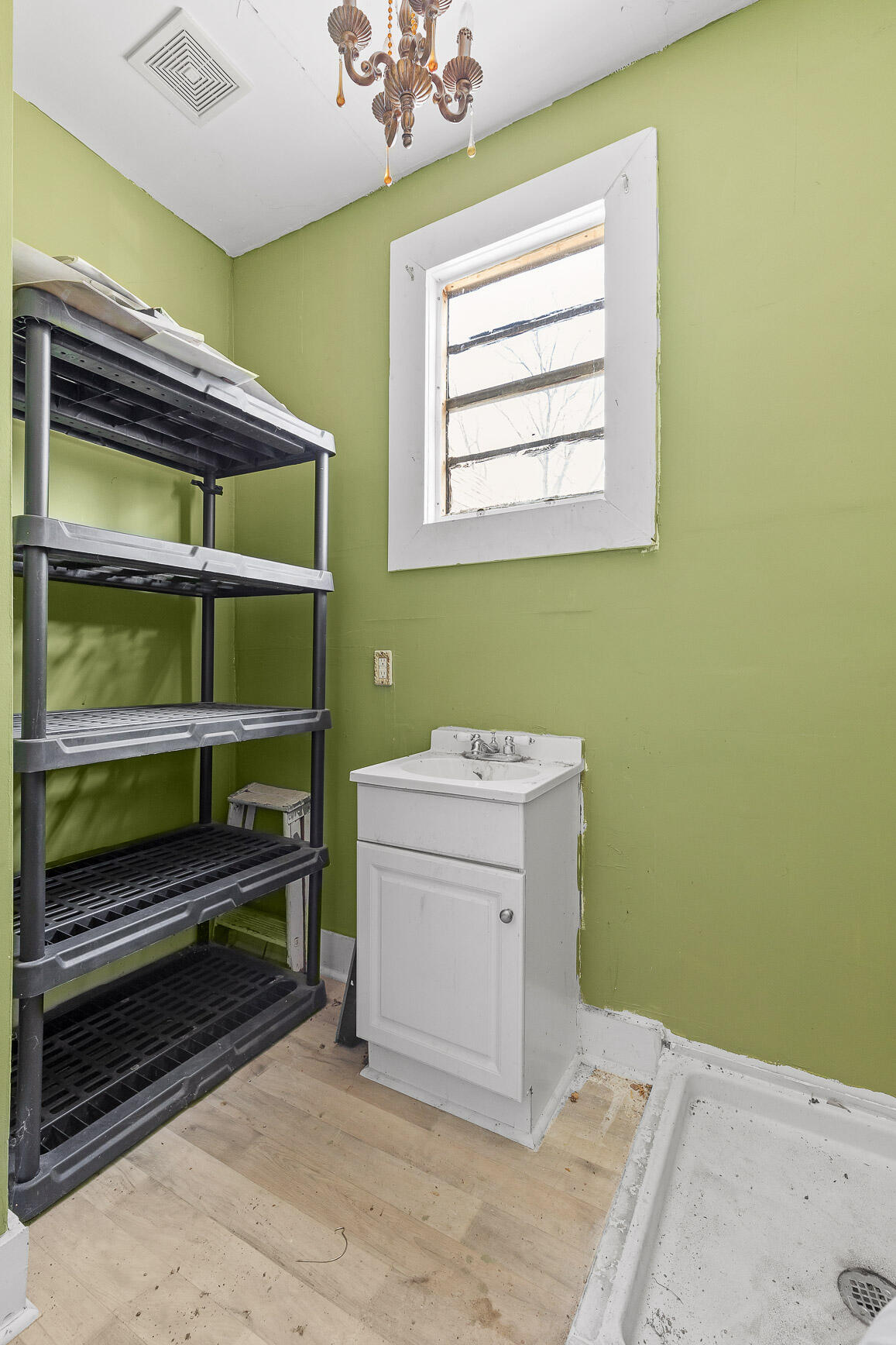 Chattanooga, Tennessee 37409, United States, 3 Bedrooms Bedrooms, ,3 BathroomsBathrooms,Residential,Contingent,18747