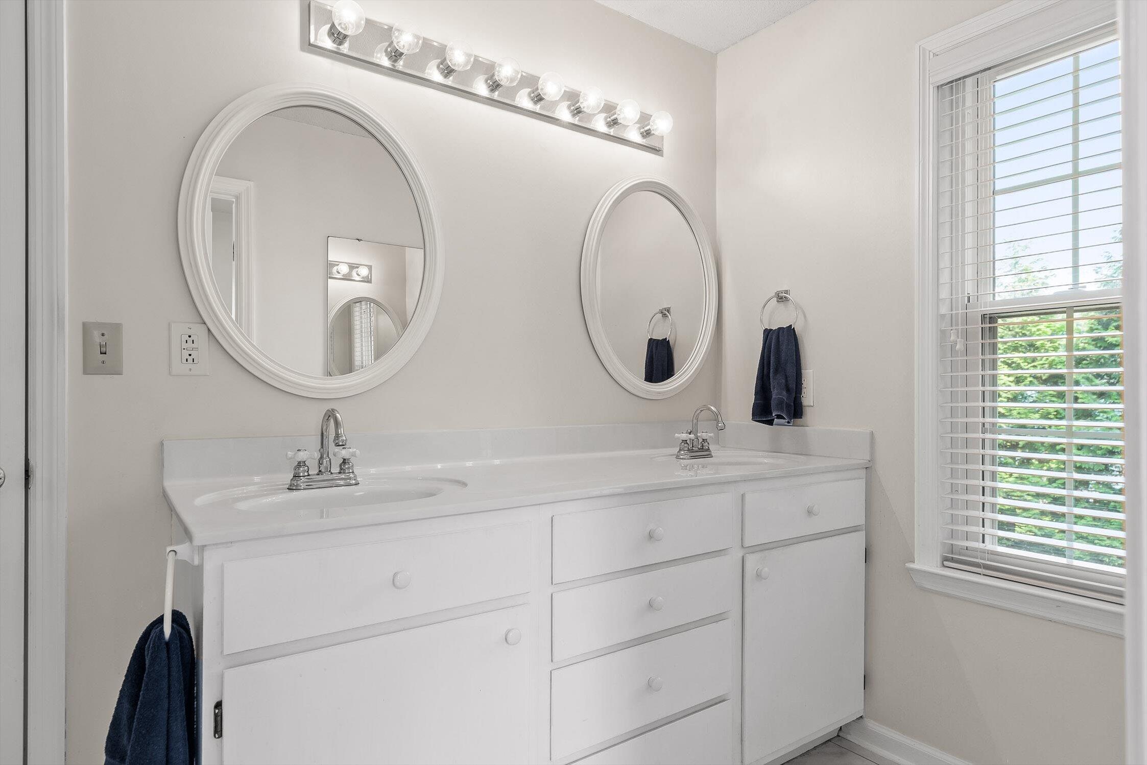 Chattanooga, Tennessee 37421, United States, 4 Bedrooms Bedrooms, ,5 BathroomsBathrooms,Residential,Active,146831