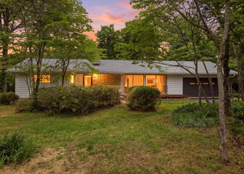 Photo of 104 Pinehurst Lane, Signal Mountain, TN 37377 (MLS # 1534650)