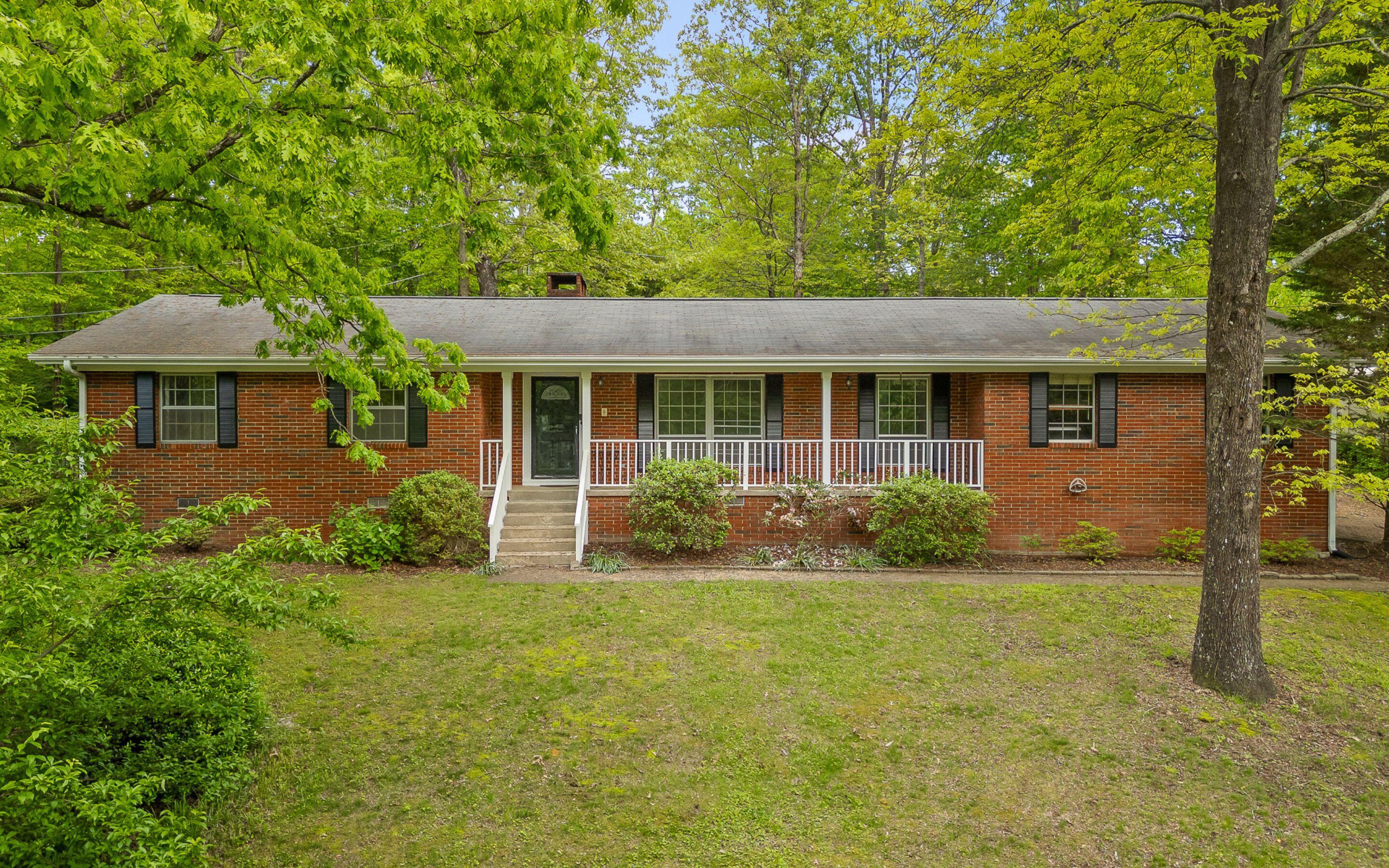 1704 Leavitt Drive, Signal Mountain, Tennessee image 2