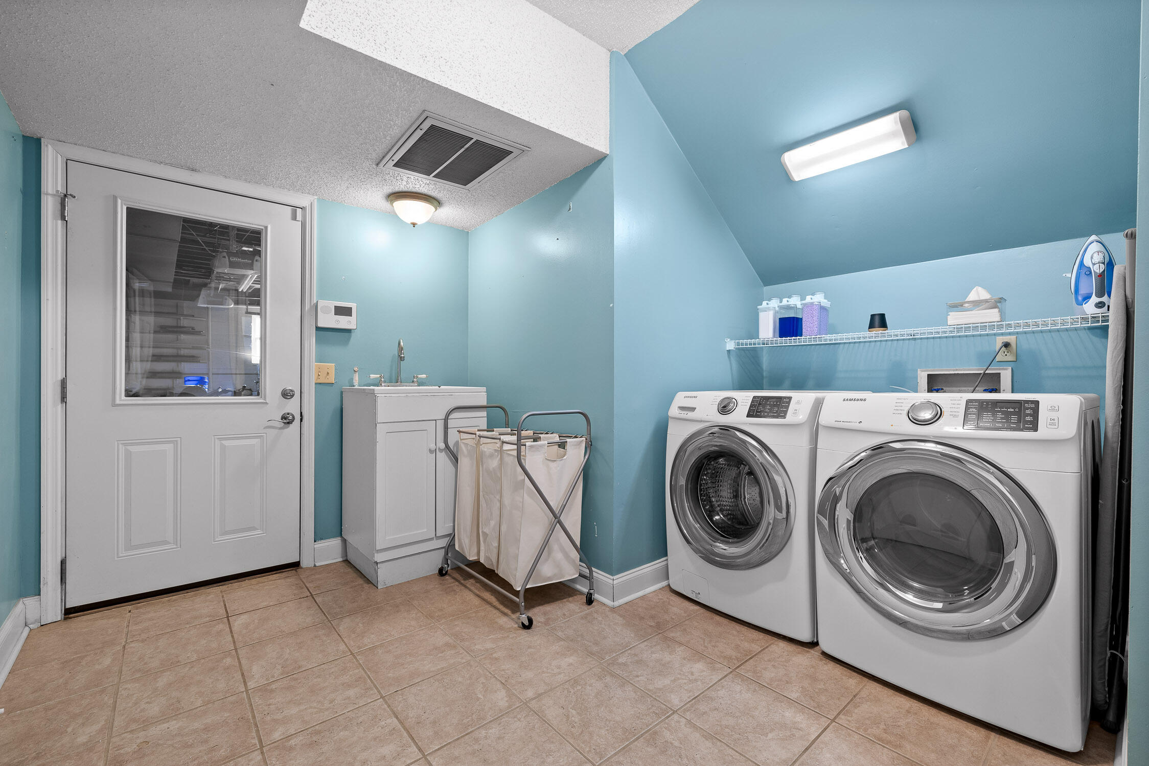 Hixson, Tennessee 37343, United States, 3 Bedrooms Bedrooms, ,2 BathroomsBathrooms,Residential,Contingent,84374