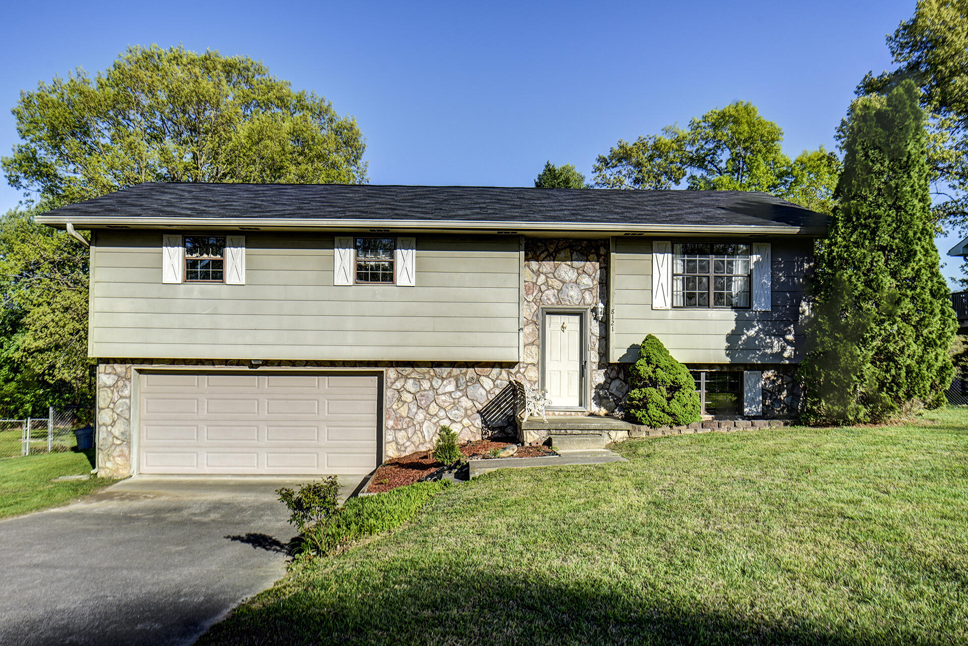 8121 Blue Spruce Drive, Hixson, Tennessee image 1