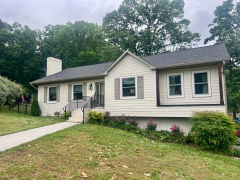 Photo of 4925 Shoreline Drive, Chattanooga, TN 37416 (MLS # 1533690)