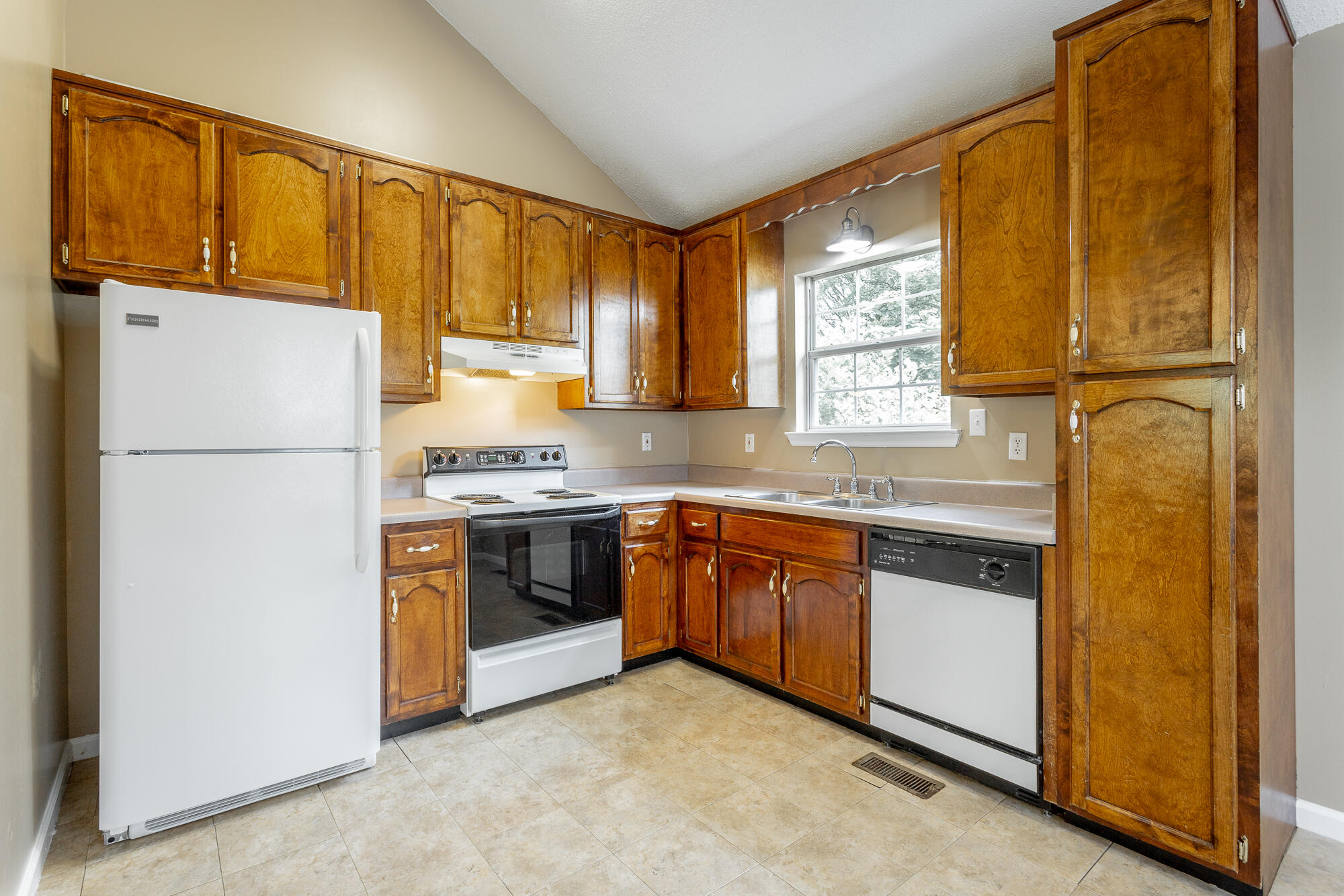 6827 Hillside Bend Trail, Harrison, Tennessee image 8