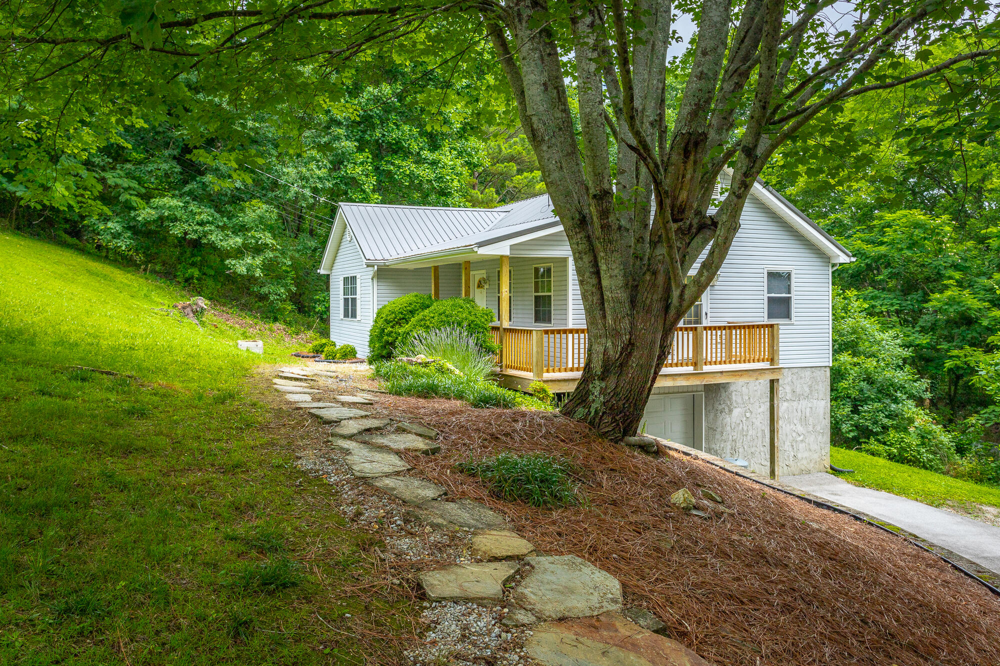 6827 Hillside Bend Trail, Harrison, Tennessee image 1