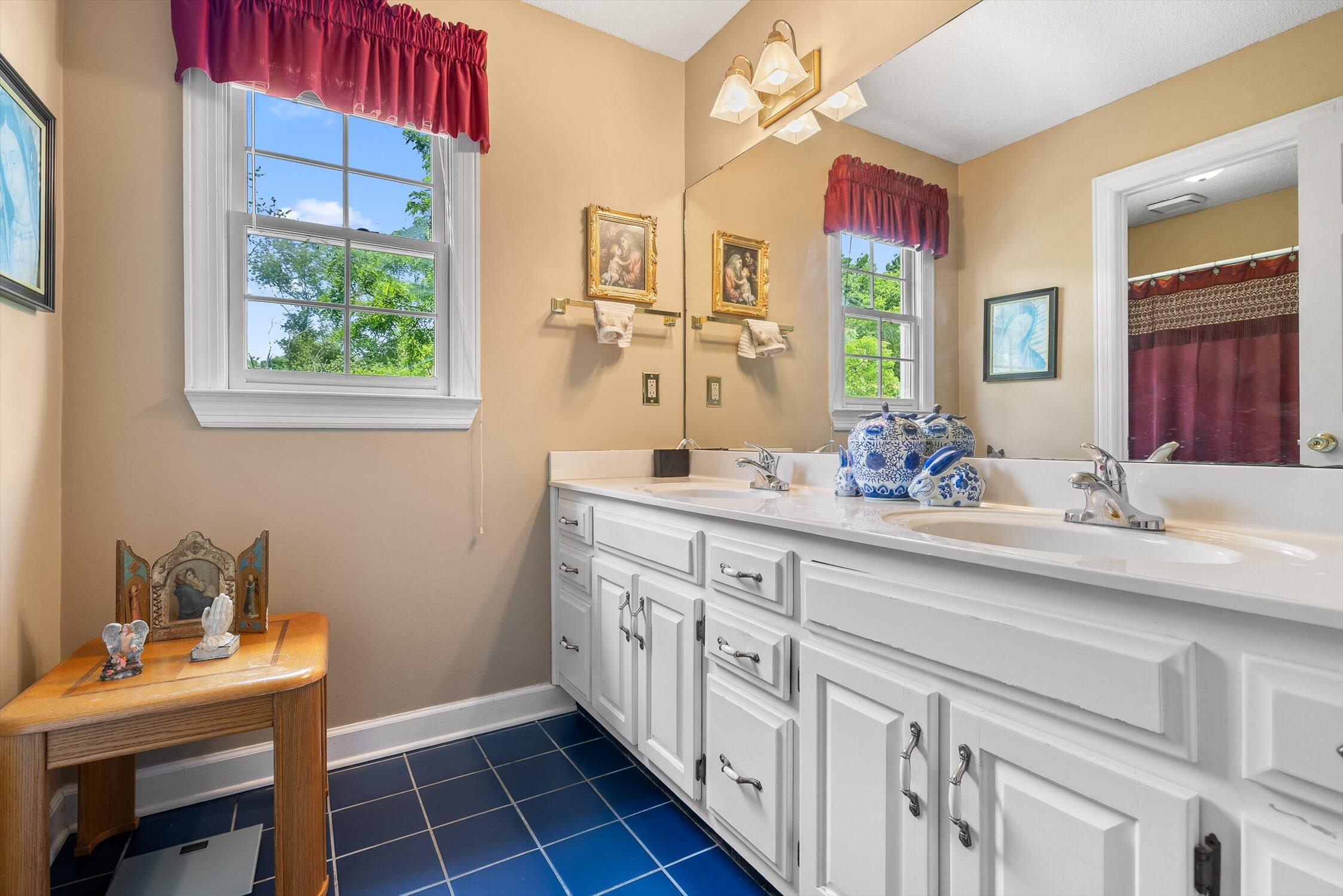 Hixson, Tennessee 37343, United States, 5 Bedrooms Bedrooms, ,4 BathroomsBathrooms,Residential,Active,155989