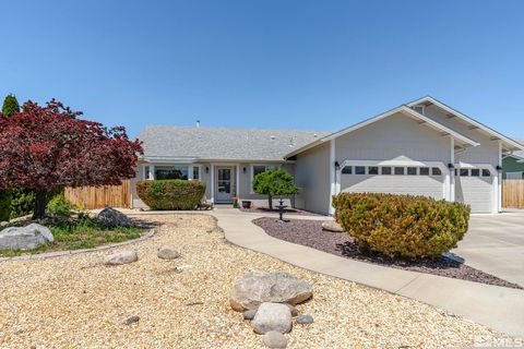 Single Family Residence in Sparks NV 2331 Soar Dr 1.jpg