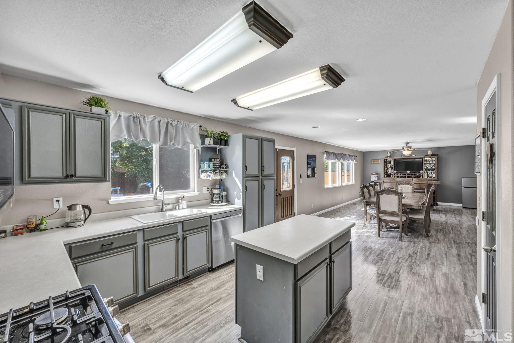 Sparks, Nevada 89436, United States, 4 Bedrooms Bedrooms, ,3 BathroomsBathrooms,Residential,Pending,47622