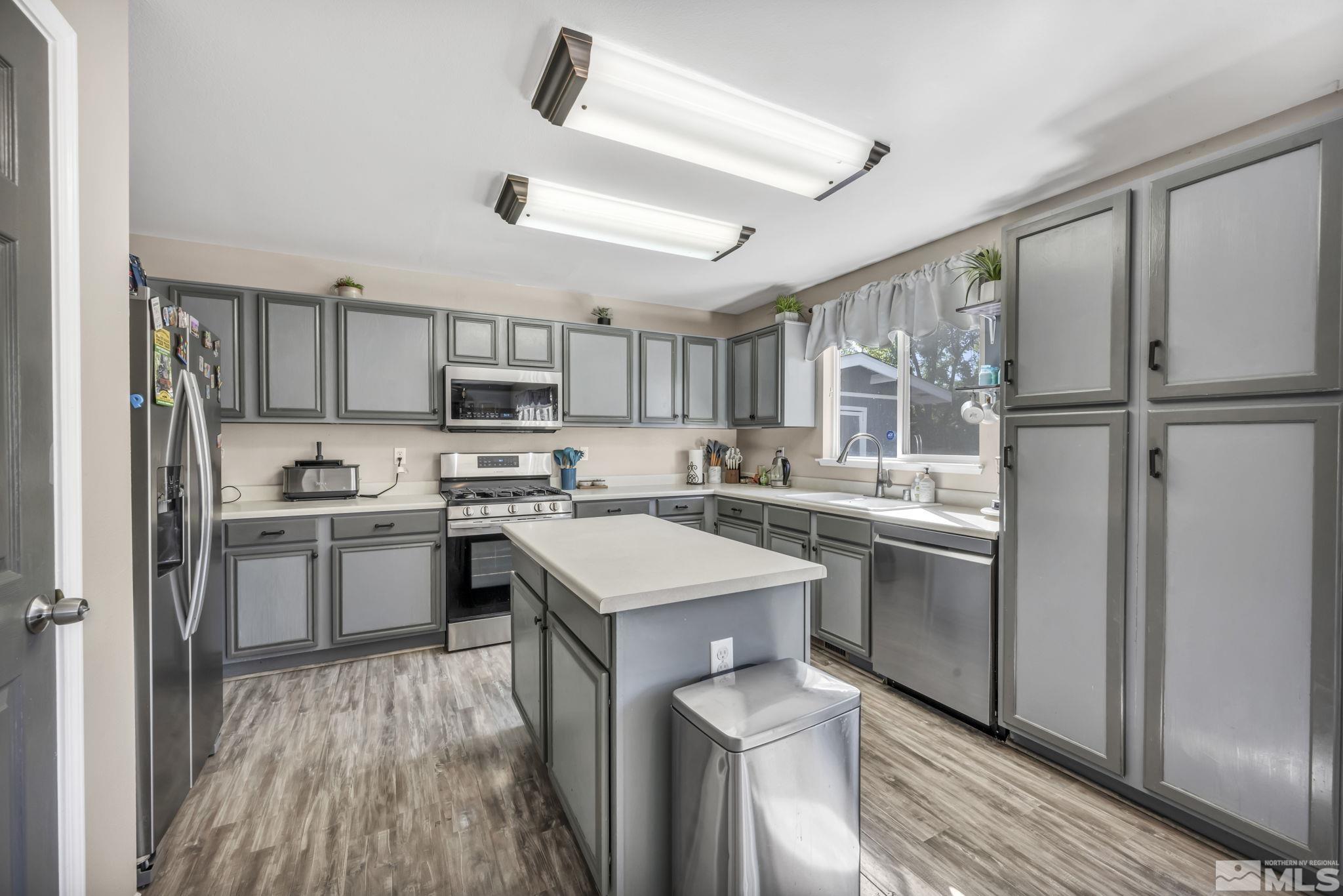 Sparks, Nevada 89436, United States, 4 Bedrooms Bedrooms, ,3 BathroomsBathrooms,Residential,Pending,47622