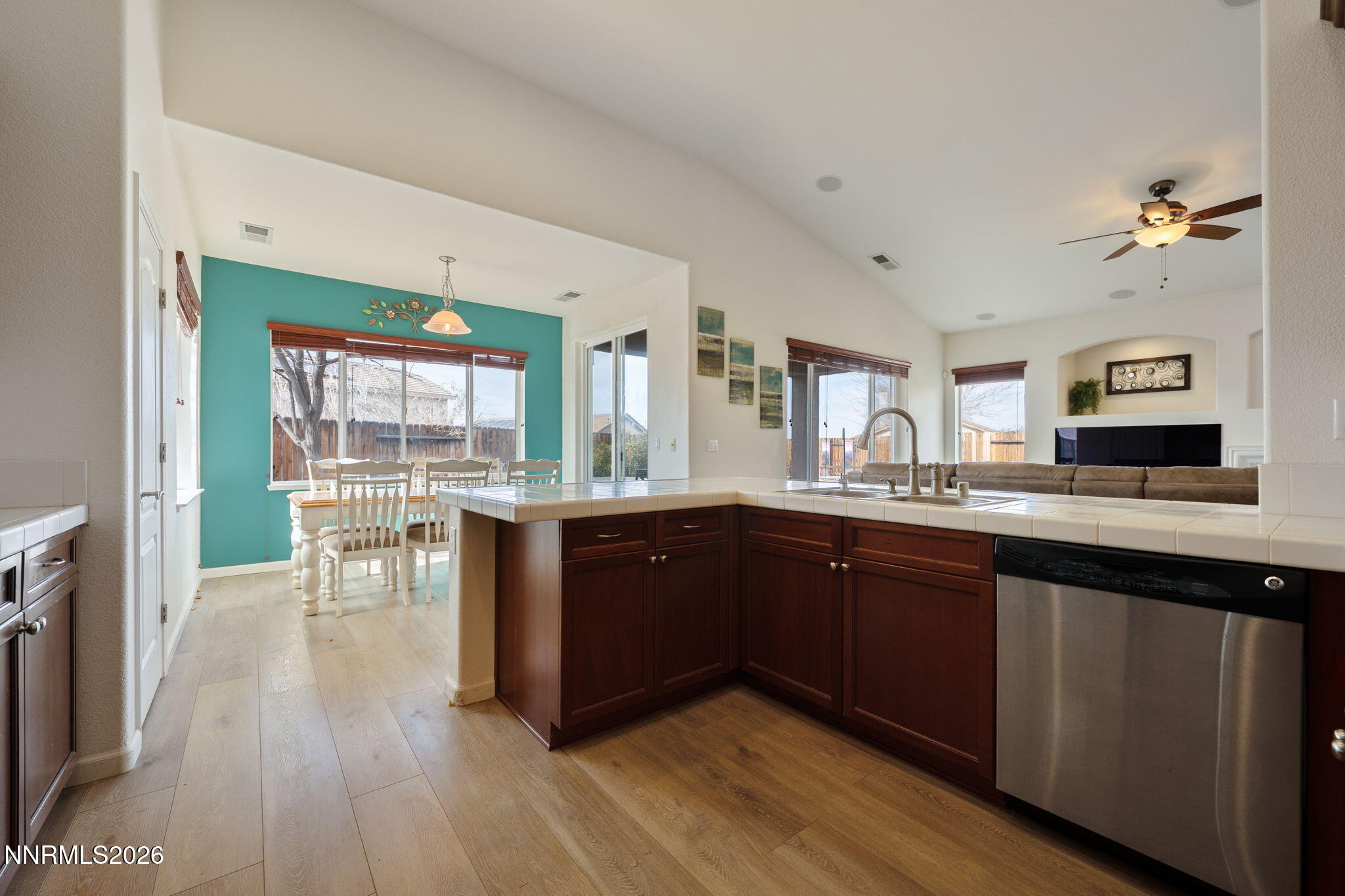 23-web-or-mls-1722 Blue Oak-24