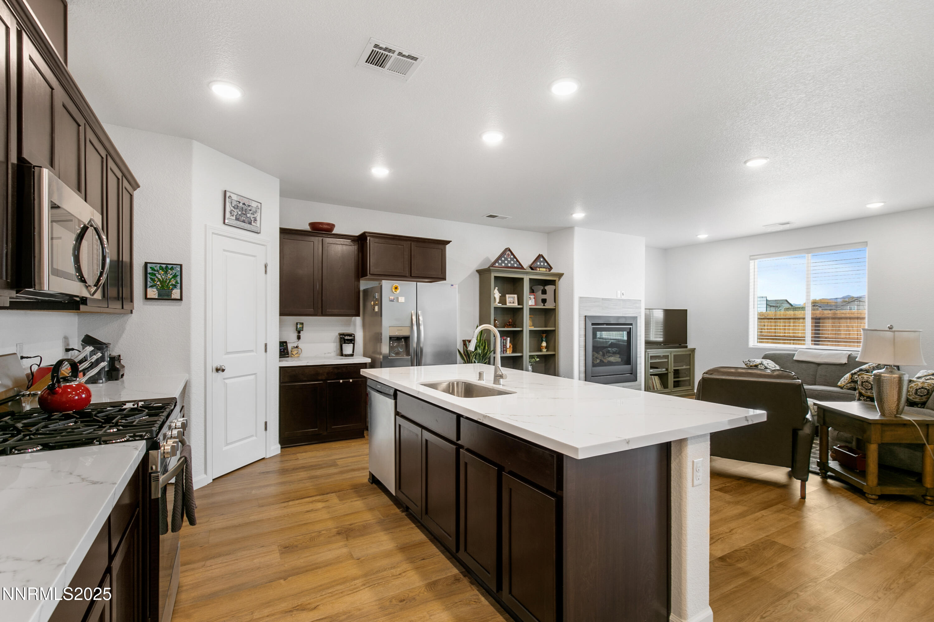 04-3274 Eleanor Wy-13