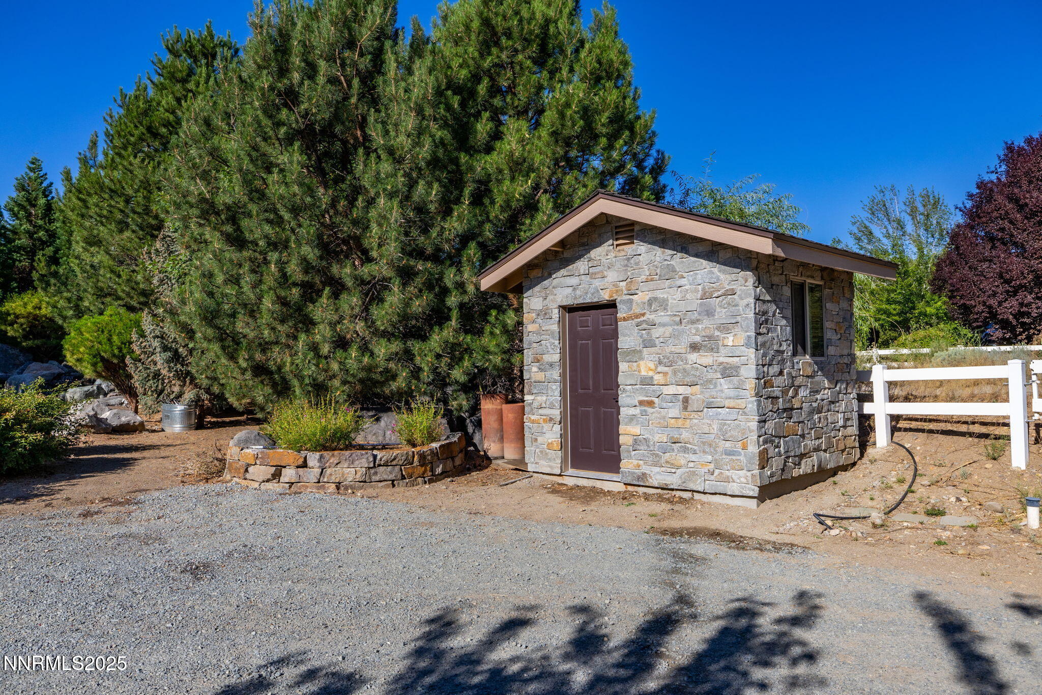 25-web-or-mls-2680 Olive Pl-9