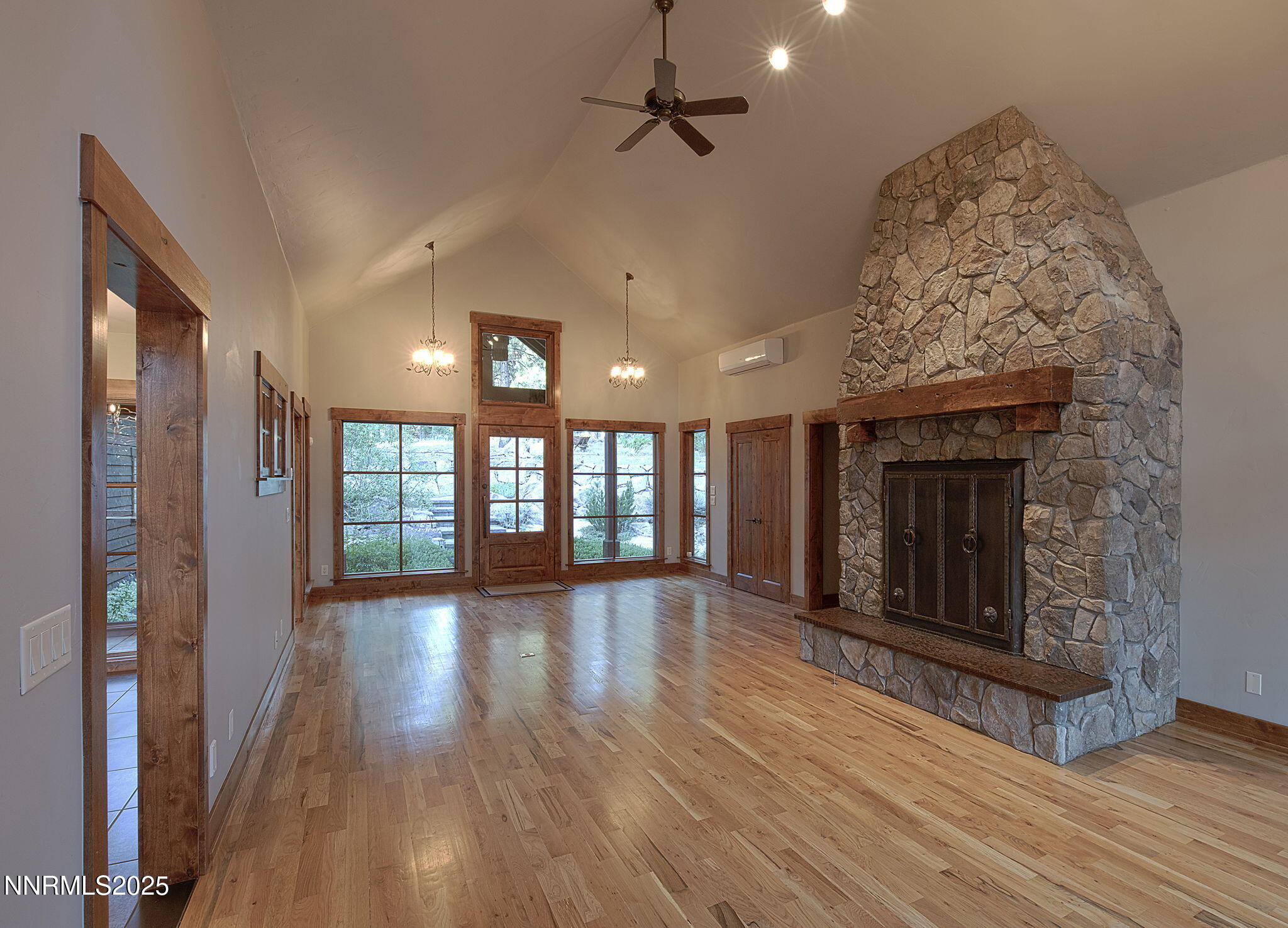 77-web-or-mls-Living Room 1