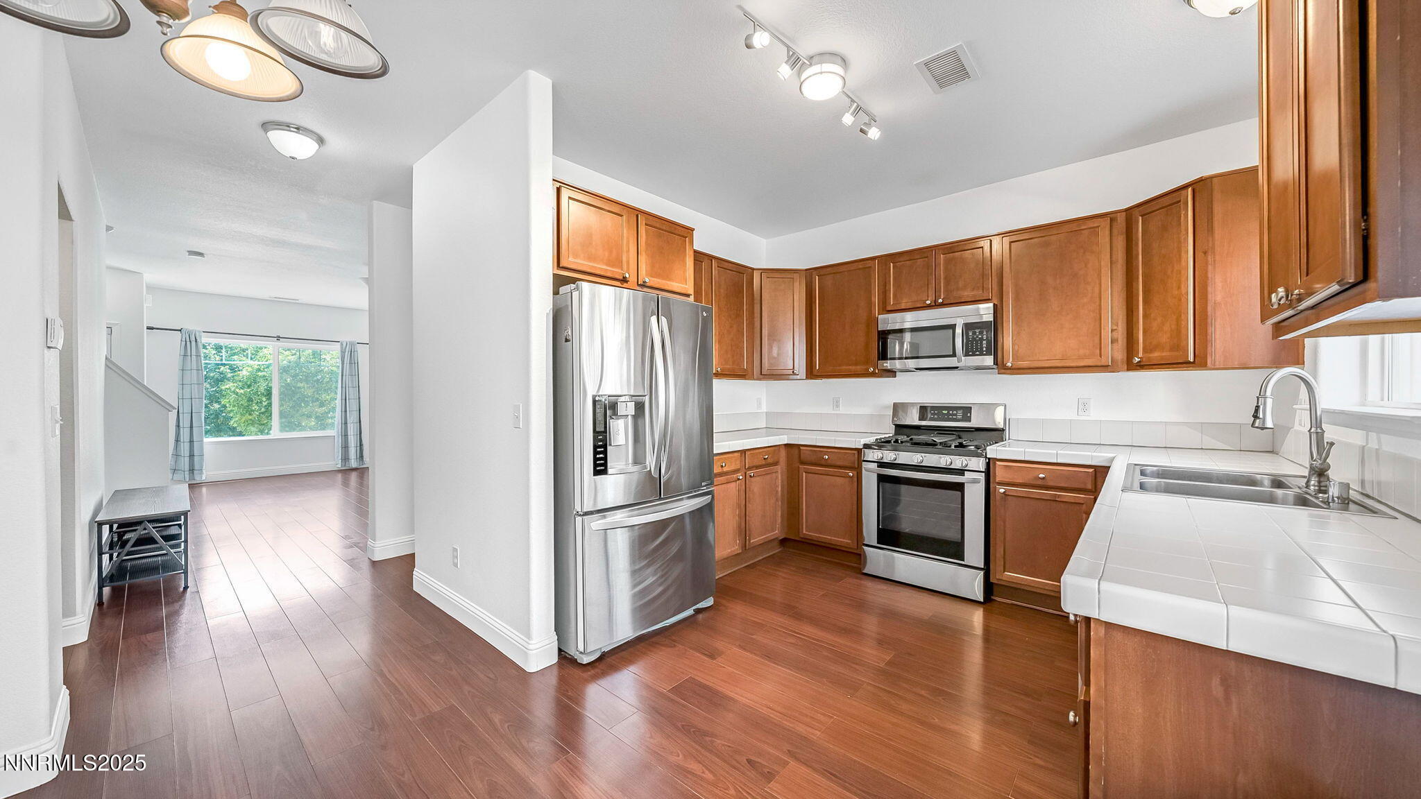 23-DSC06103_4_5_7-Edit