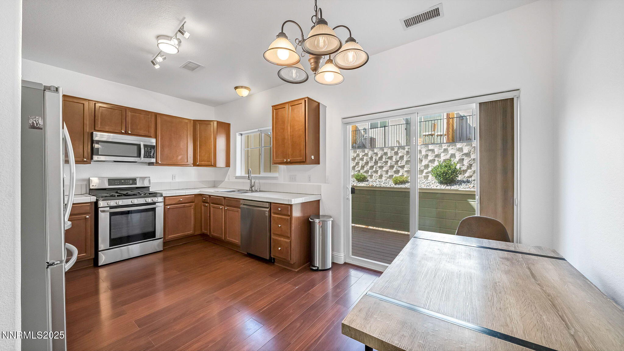 21-DSC06098_099_100_102-Edit