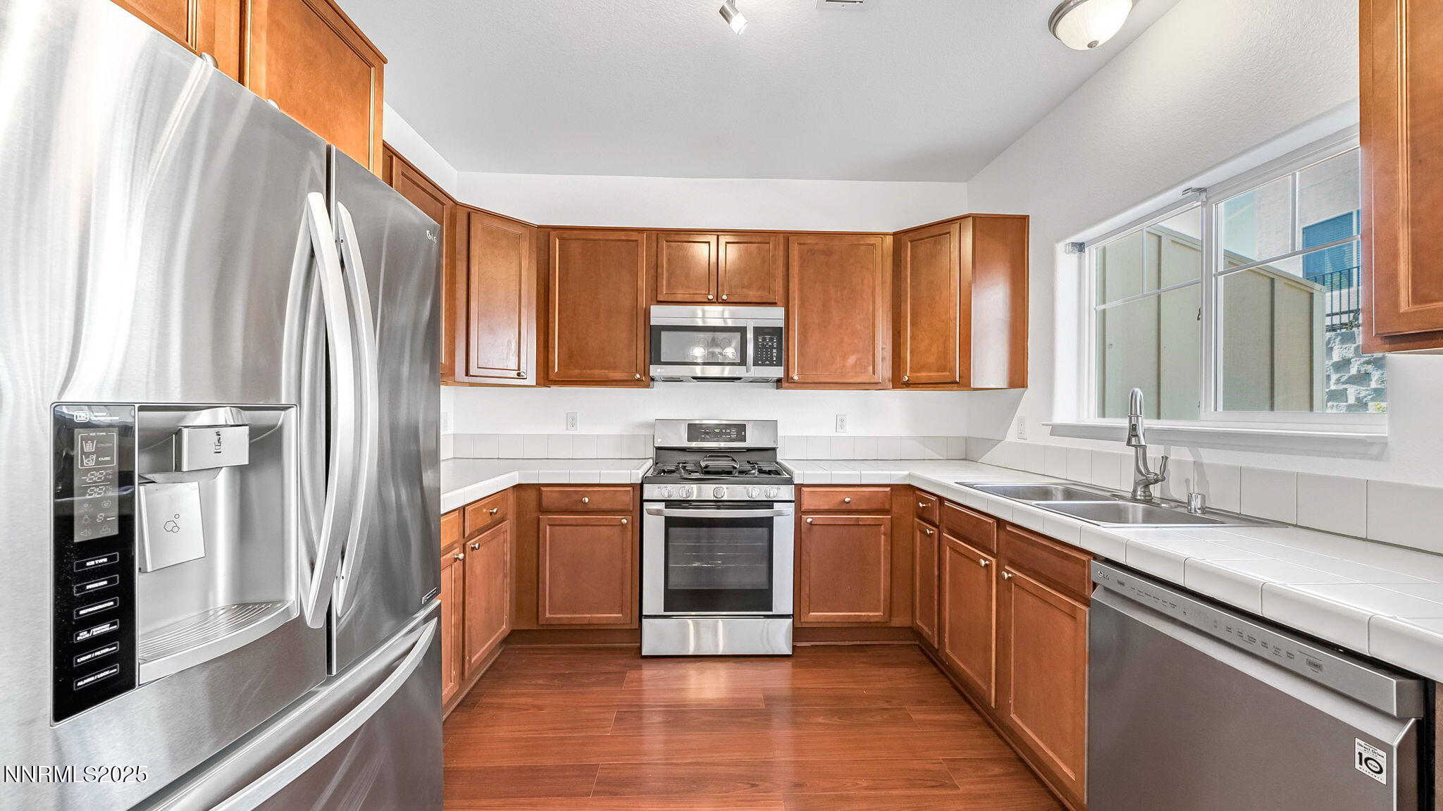 24-DSC06108_09_10_12-Edit