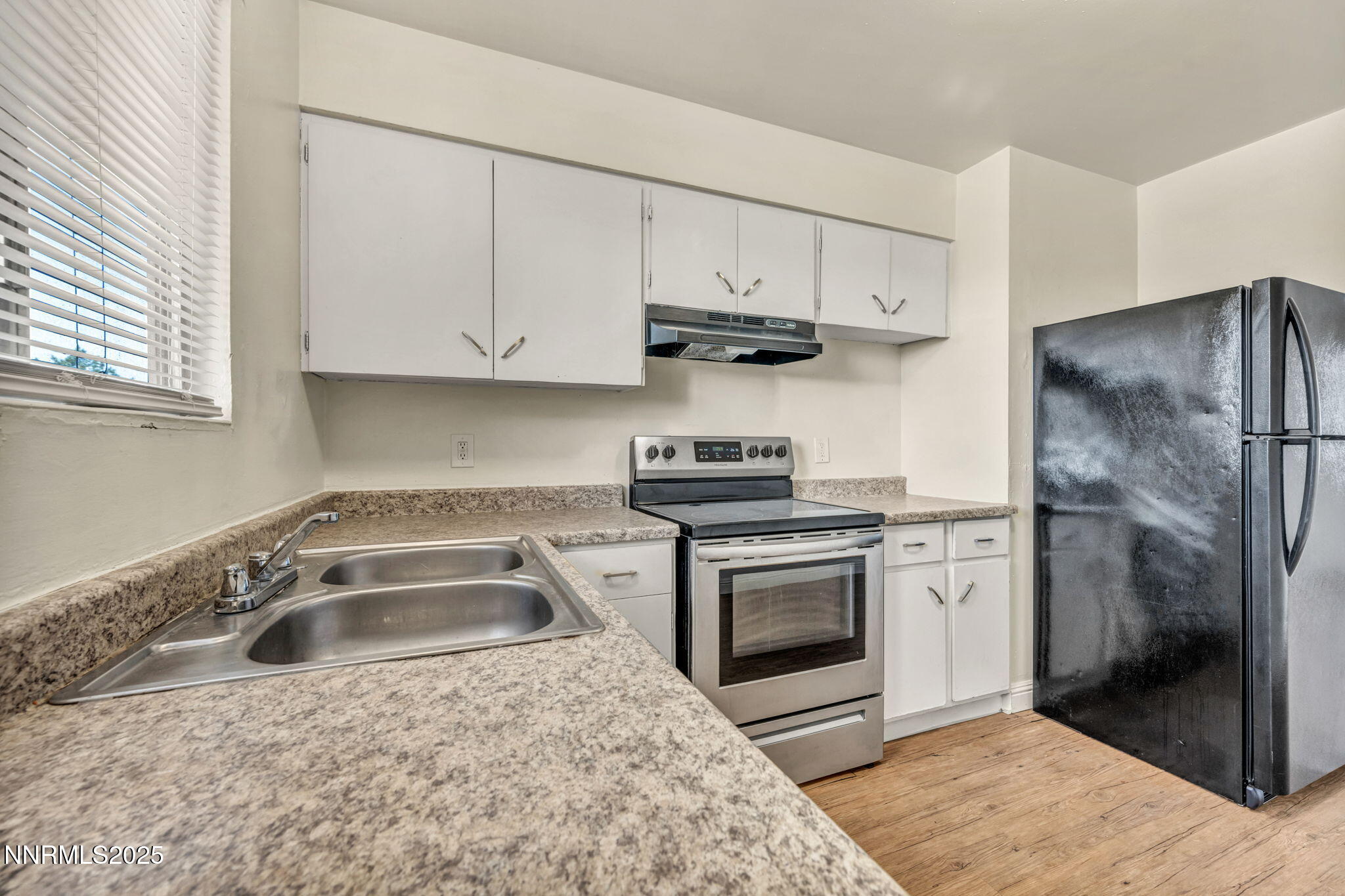 17-web-or-mls-372-maine-st