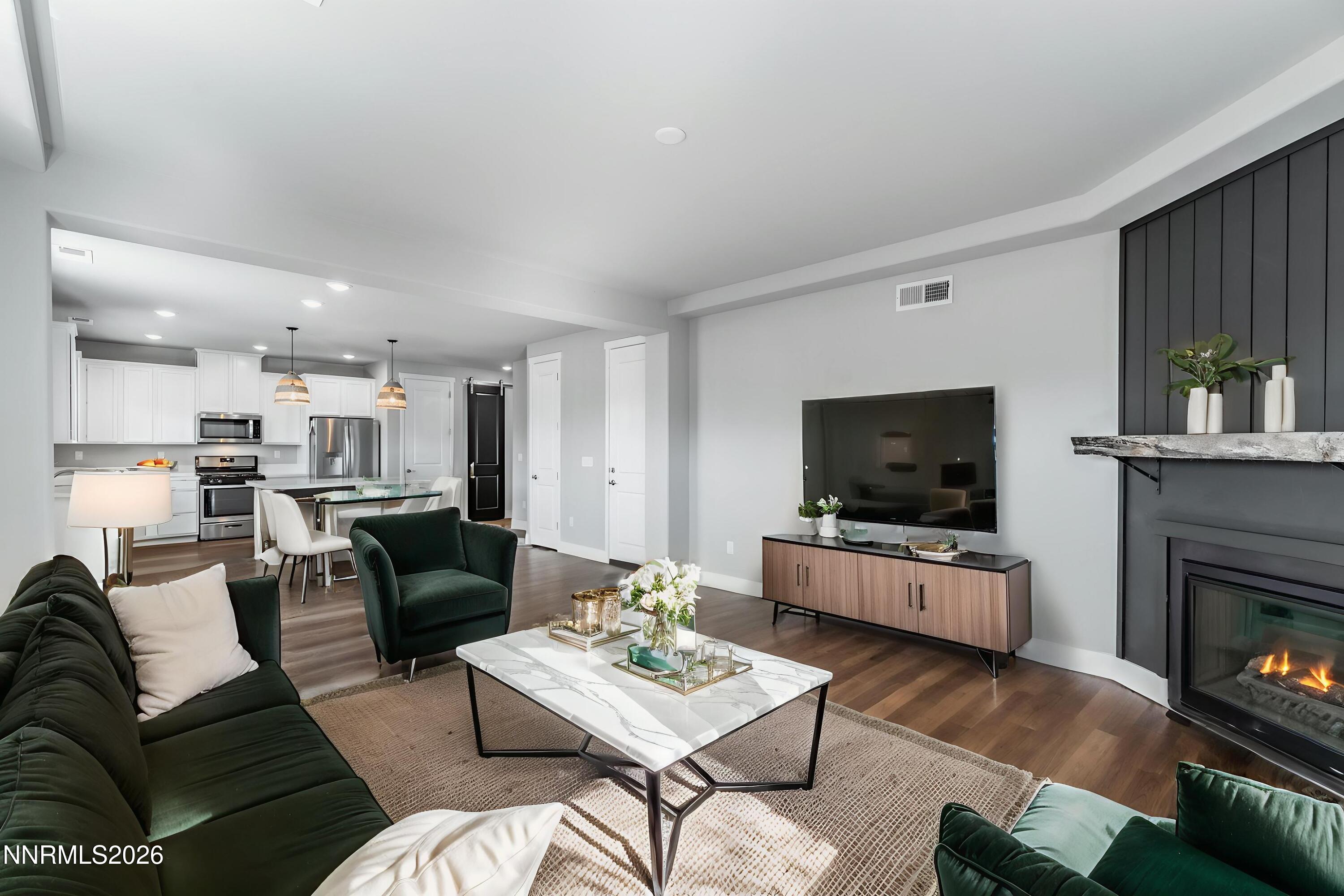 e-(1031-of-75) - Living Room - Modern -