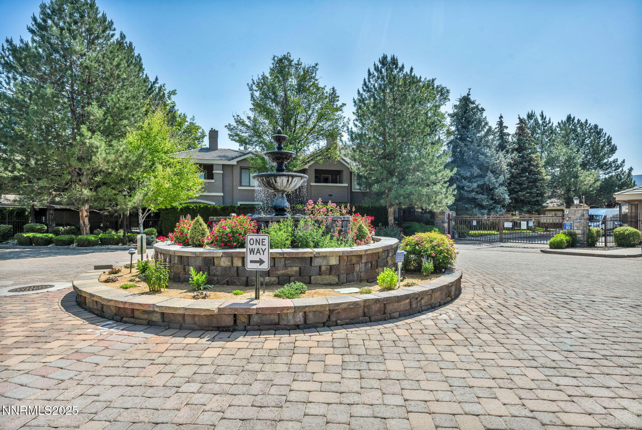 12-web-or-mls-900-s-meadows-pkwy-4311