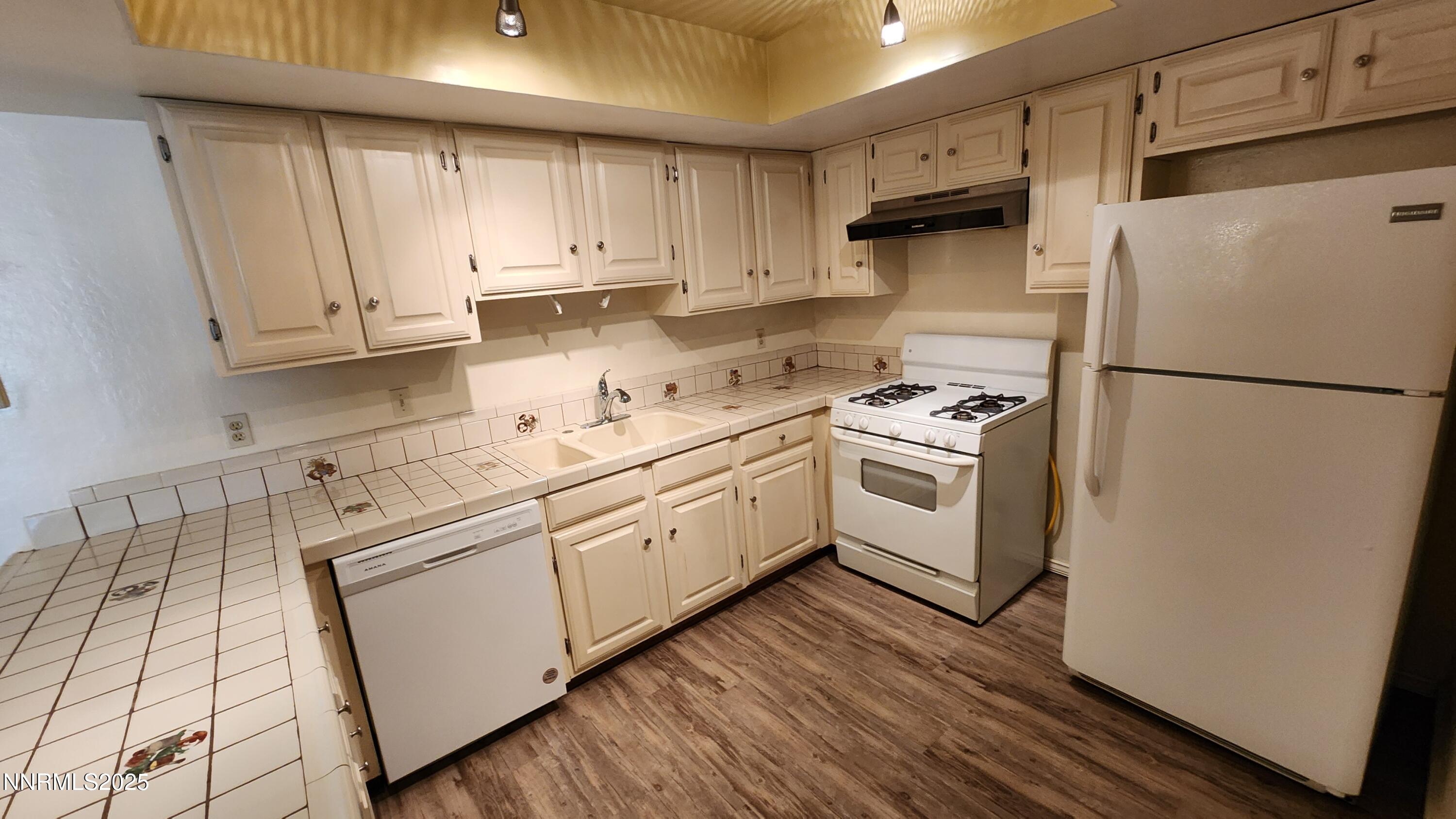 2300 Dickerson kitchen