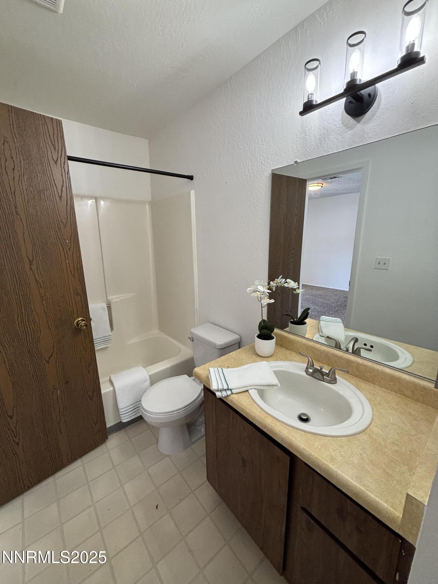 Guest and secondary bedroom's bathroom