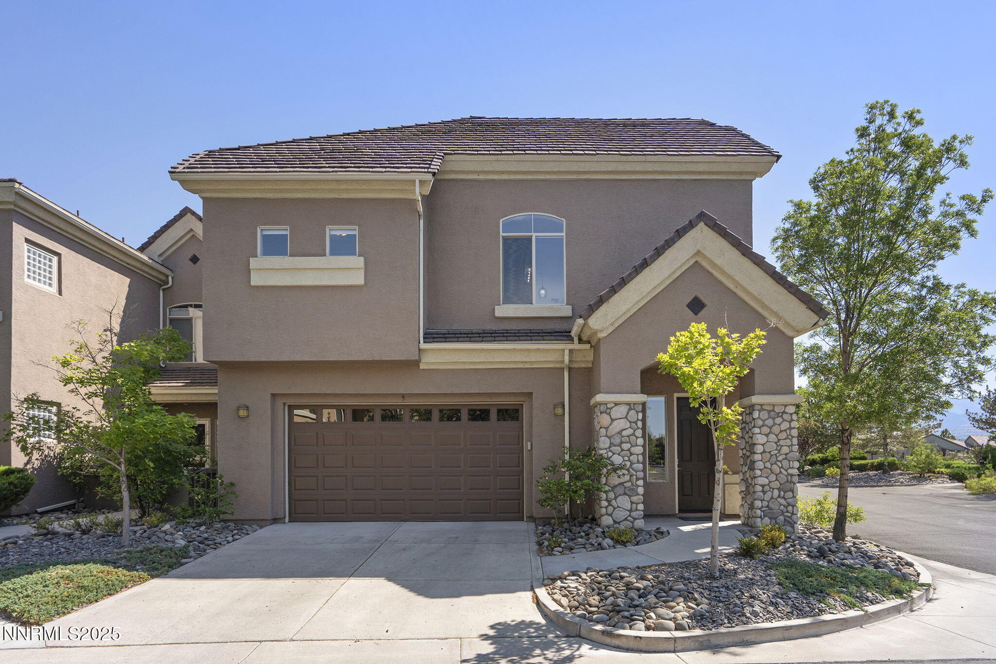 Exterior corner unit