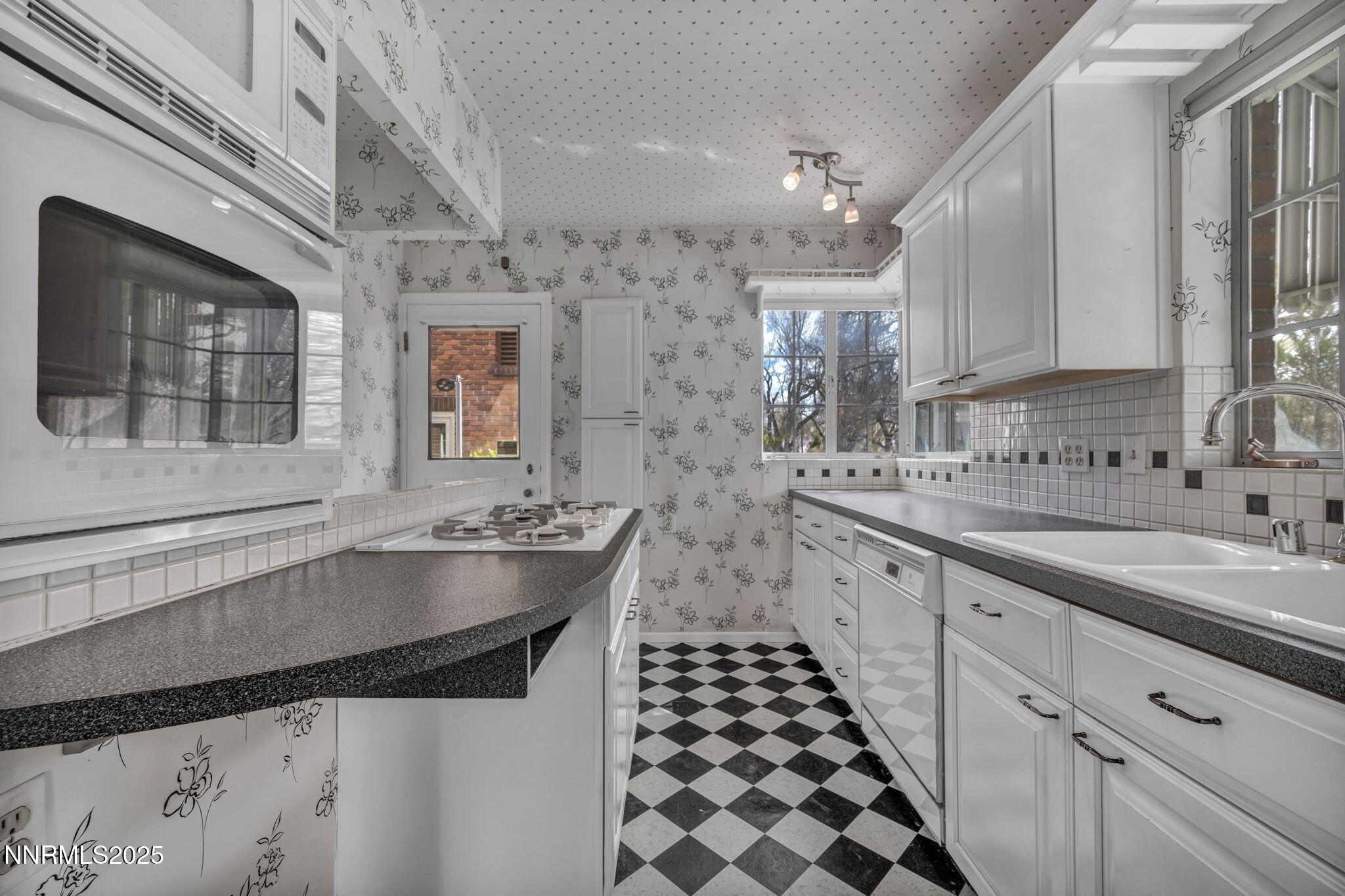 47-web-or-mls-590-st-lawrence-ave