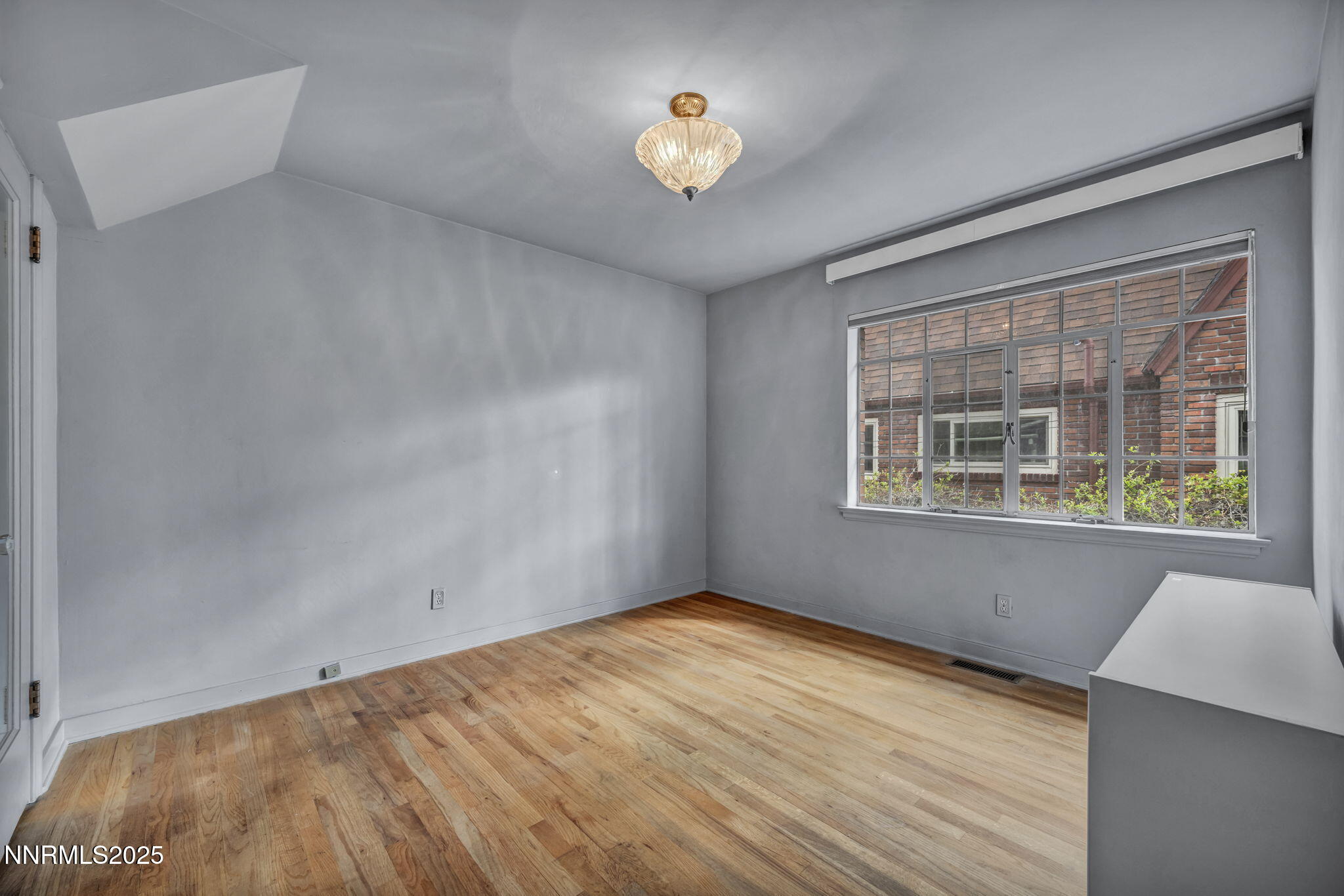 56-web-or-mls-590-st-lawrence-ave