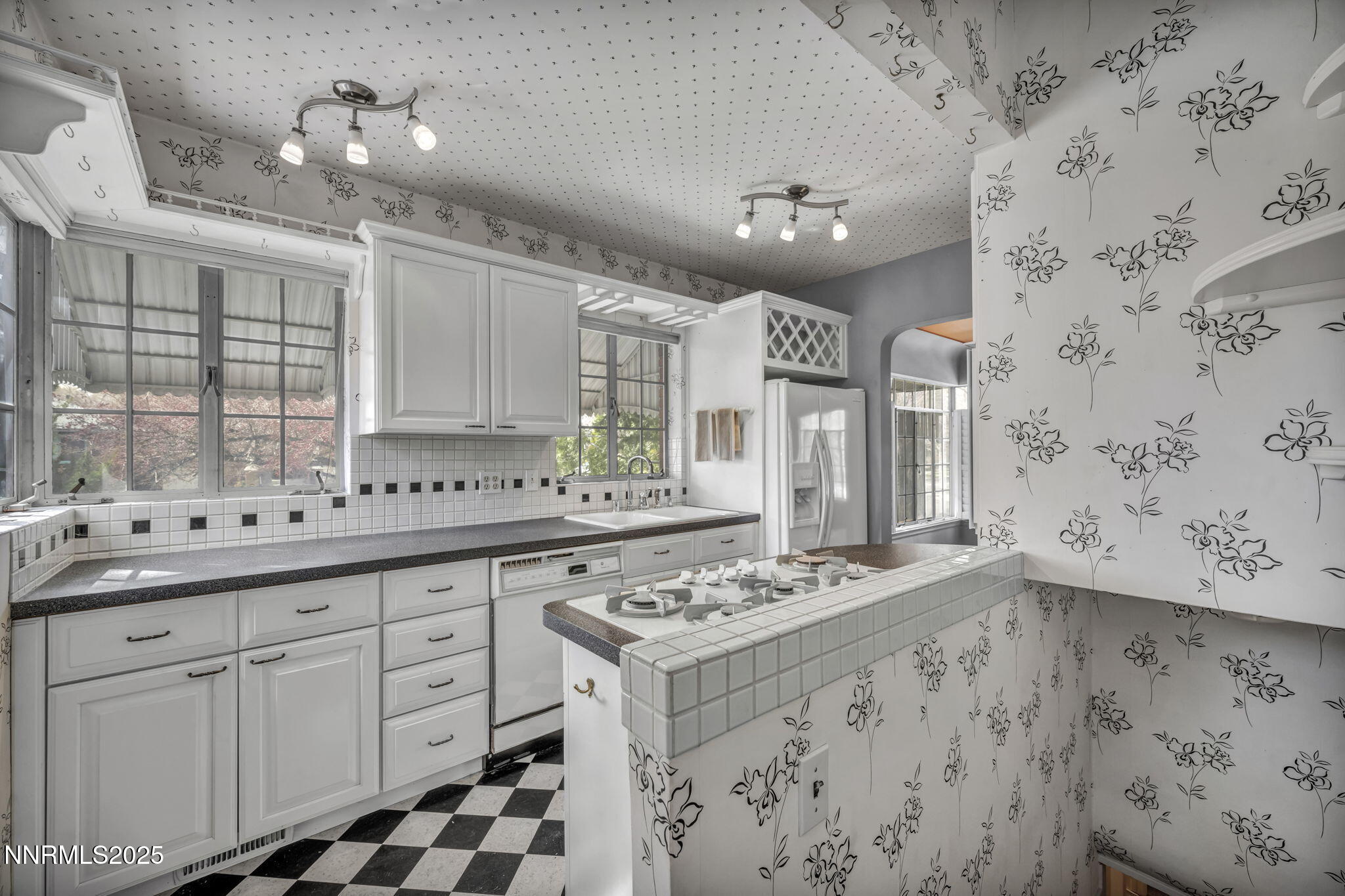 51-web-or-mls-590-st-lawrence-ave