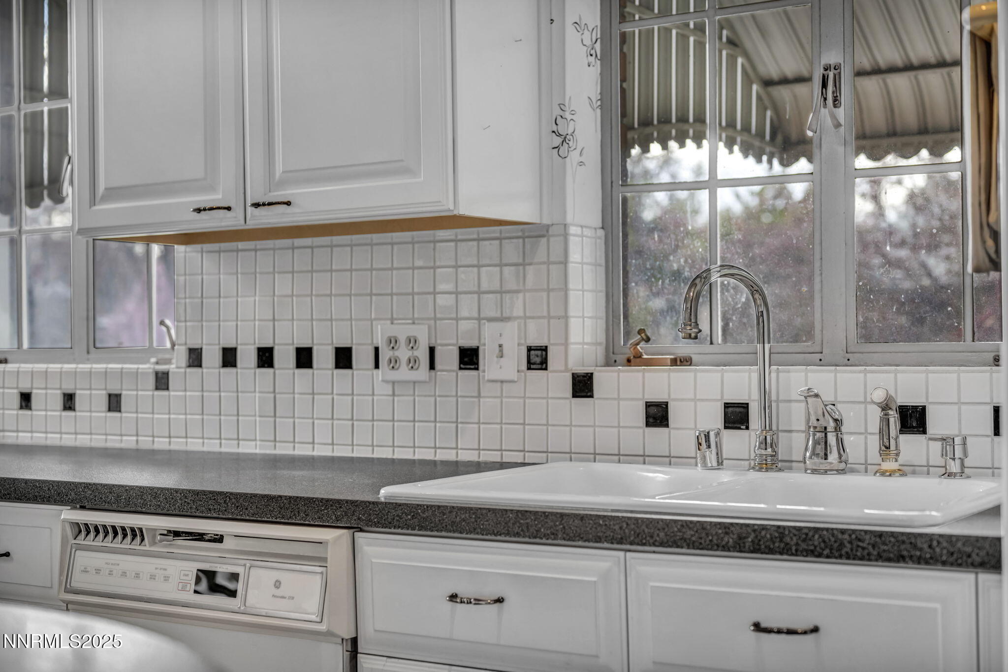 84-web-or-mls-590-st-lawrence-ave