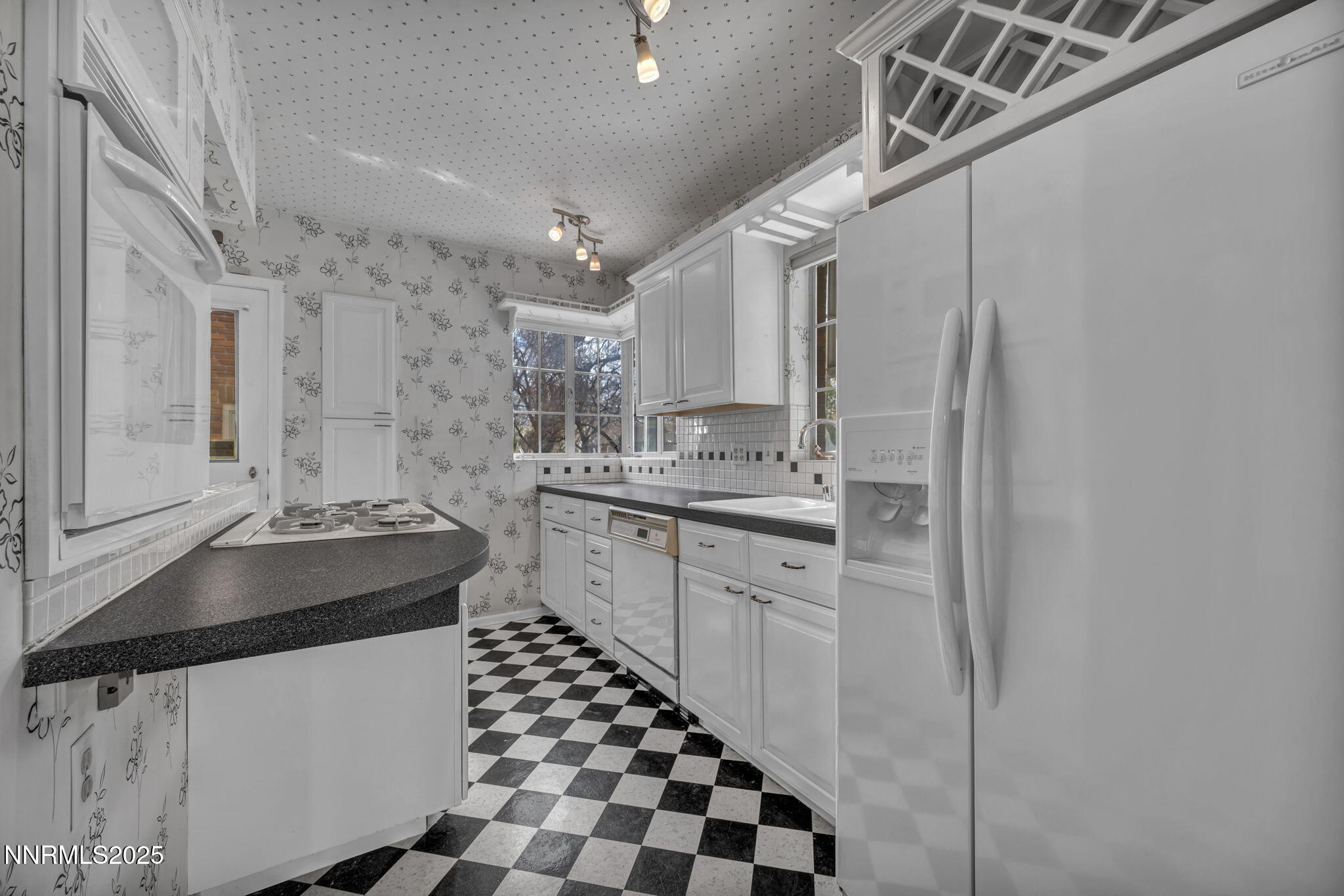 46-web-or-mls-590-st-lawrence-ave