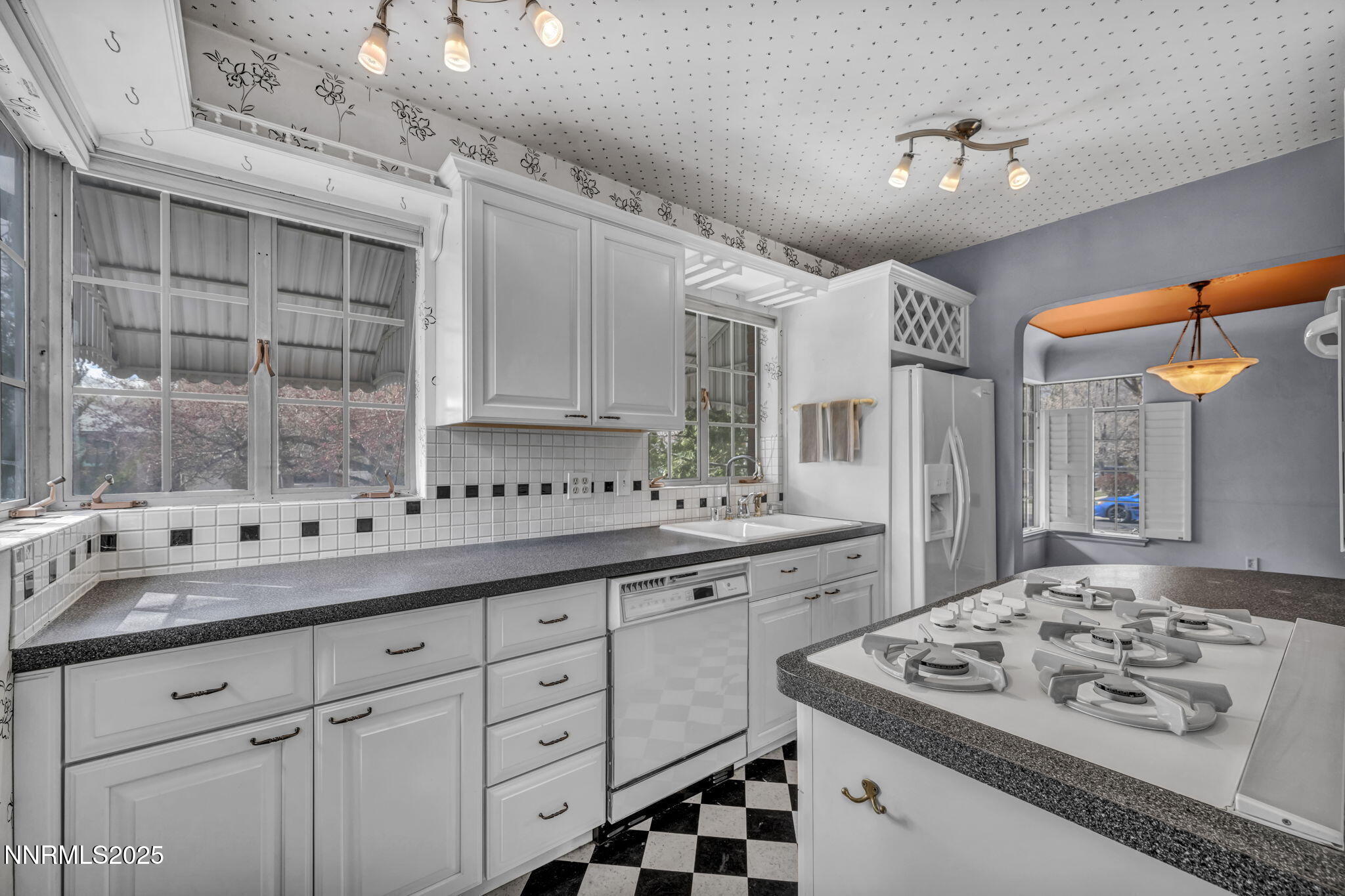 49-web-or-mls-590-st-lawrence-ave