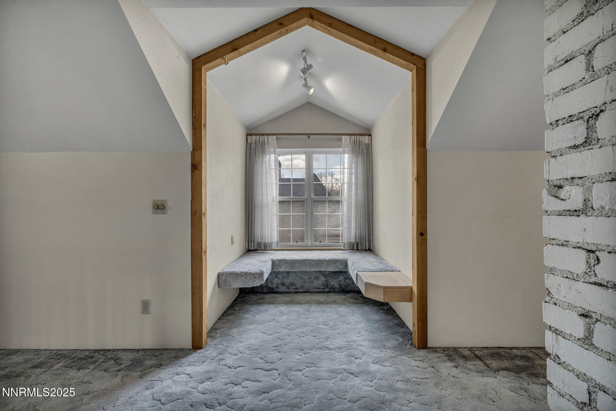 65-web-or-mls-590-st-lawrence-ave