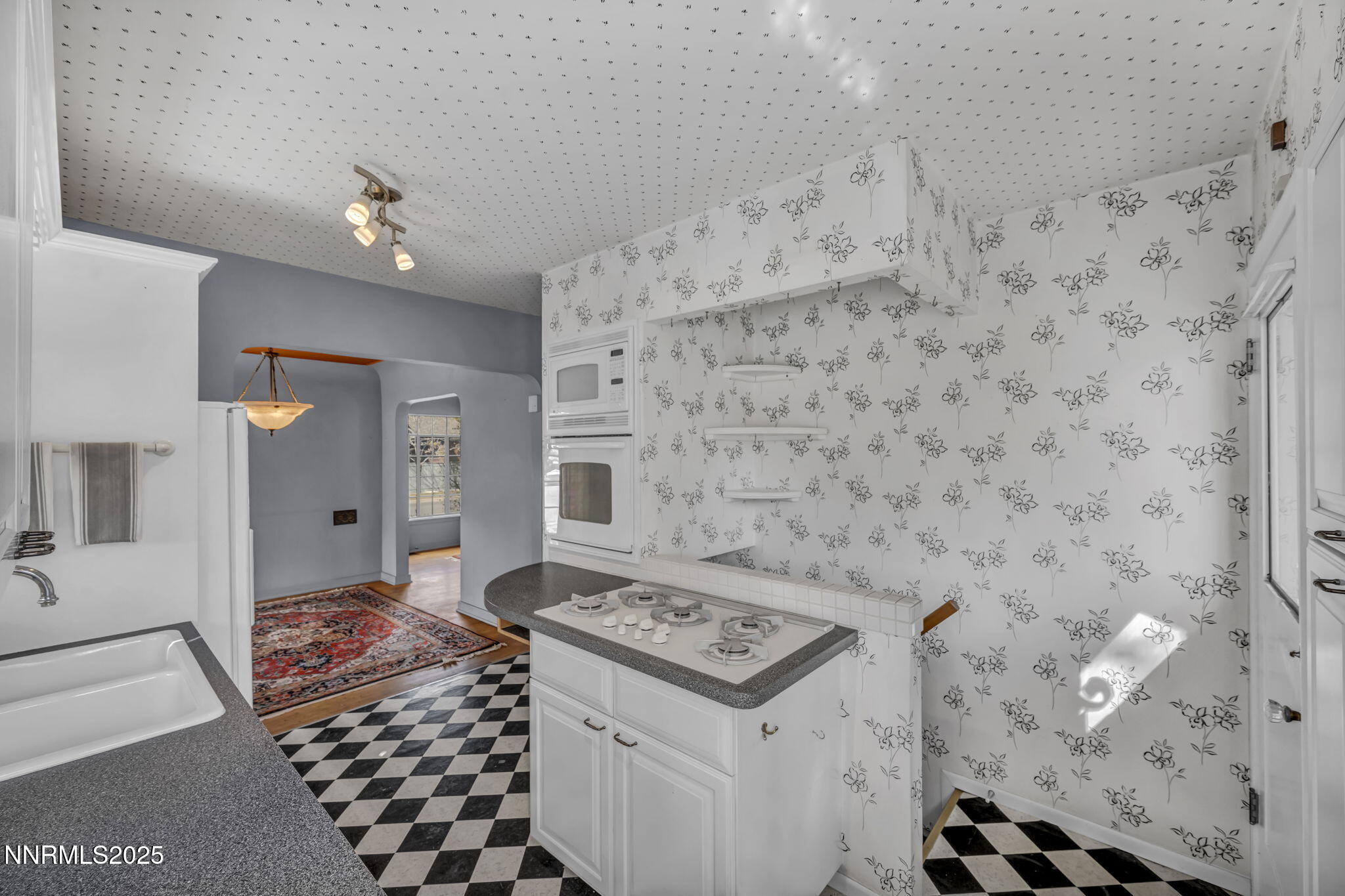 53-web-or-mls-590-st-lawrence-ave