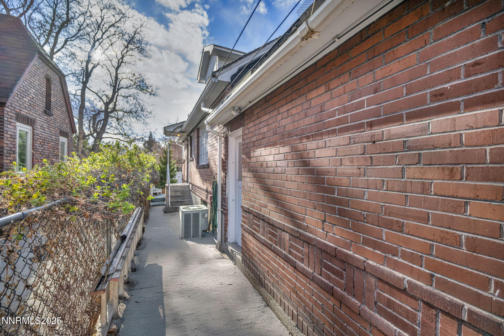 18-web-or-mls-590-st-lawrence-ave