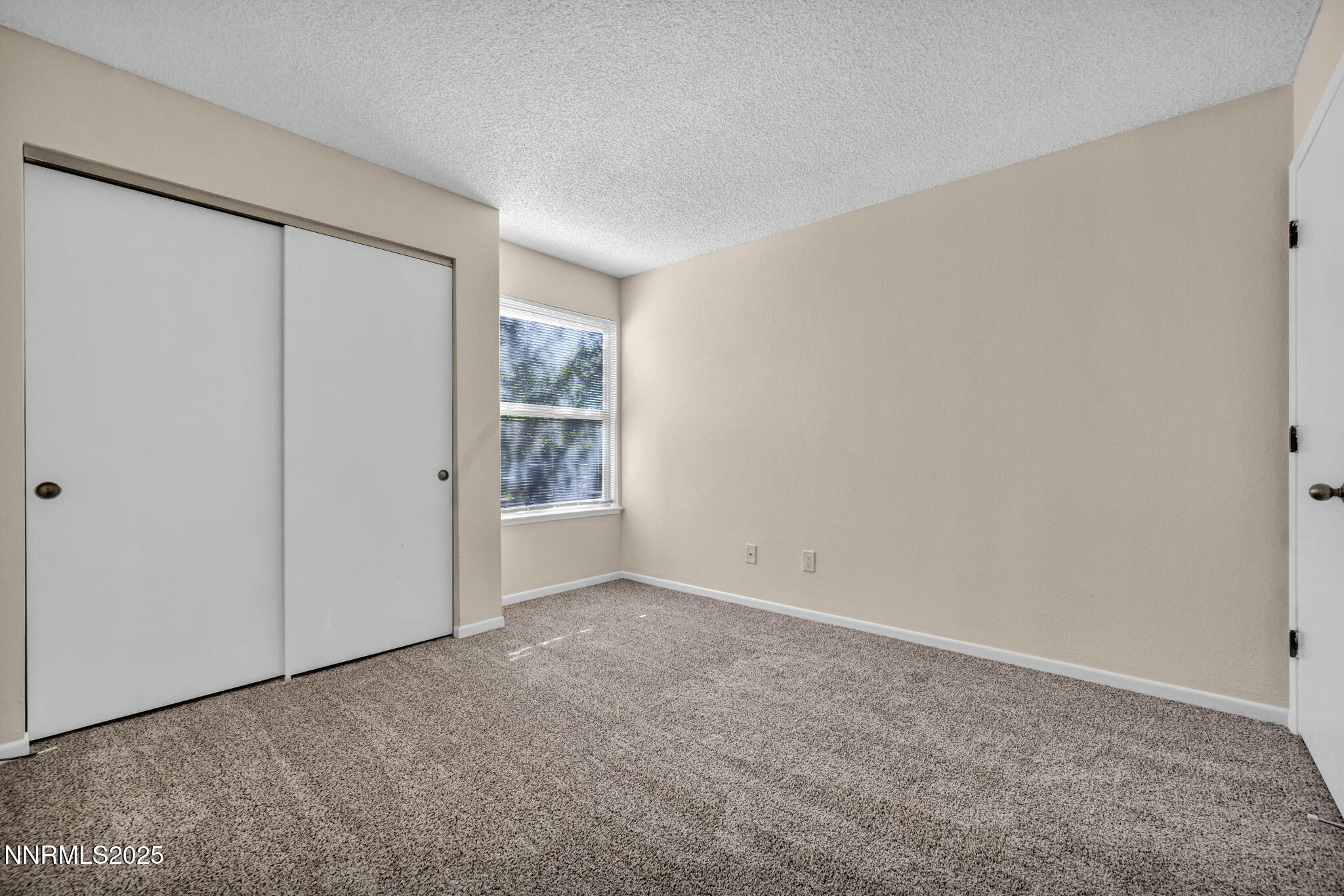 23-web-or-mls-3095-lakeside-dr-102