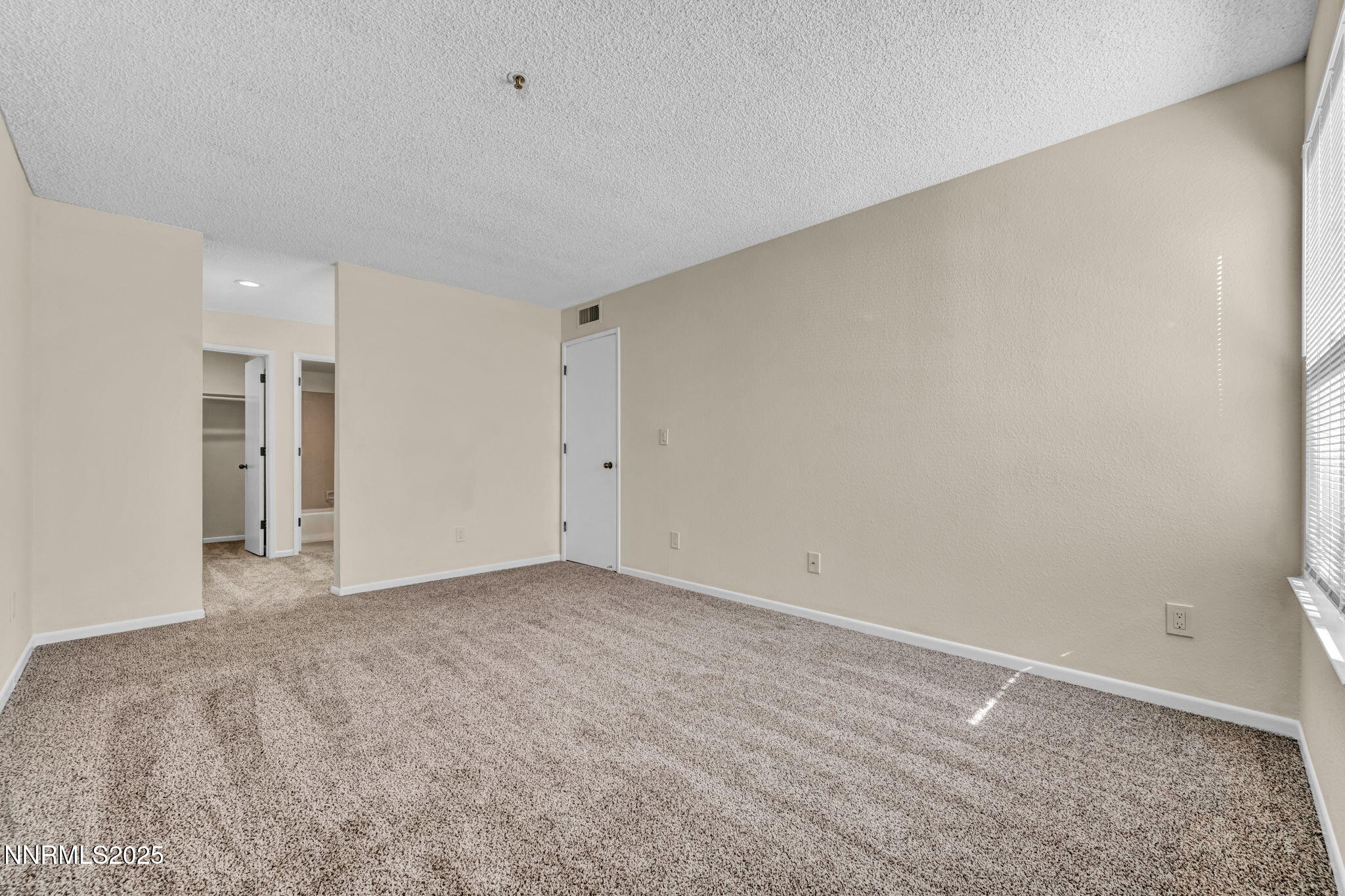 25-web-or-mls-3095-lakeside-dr-102