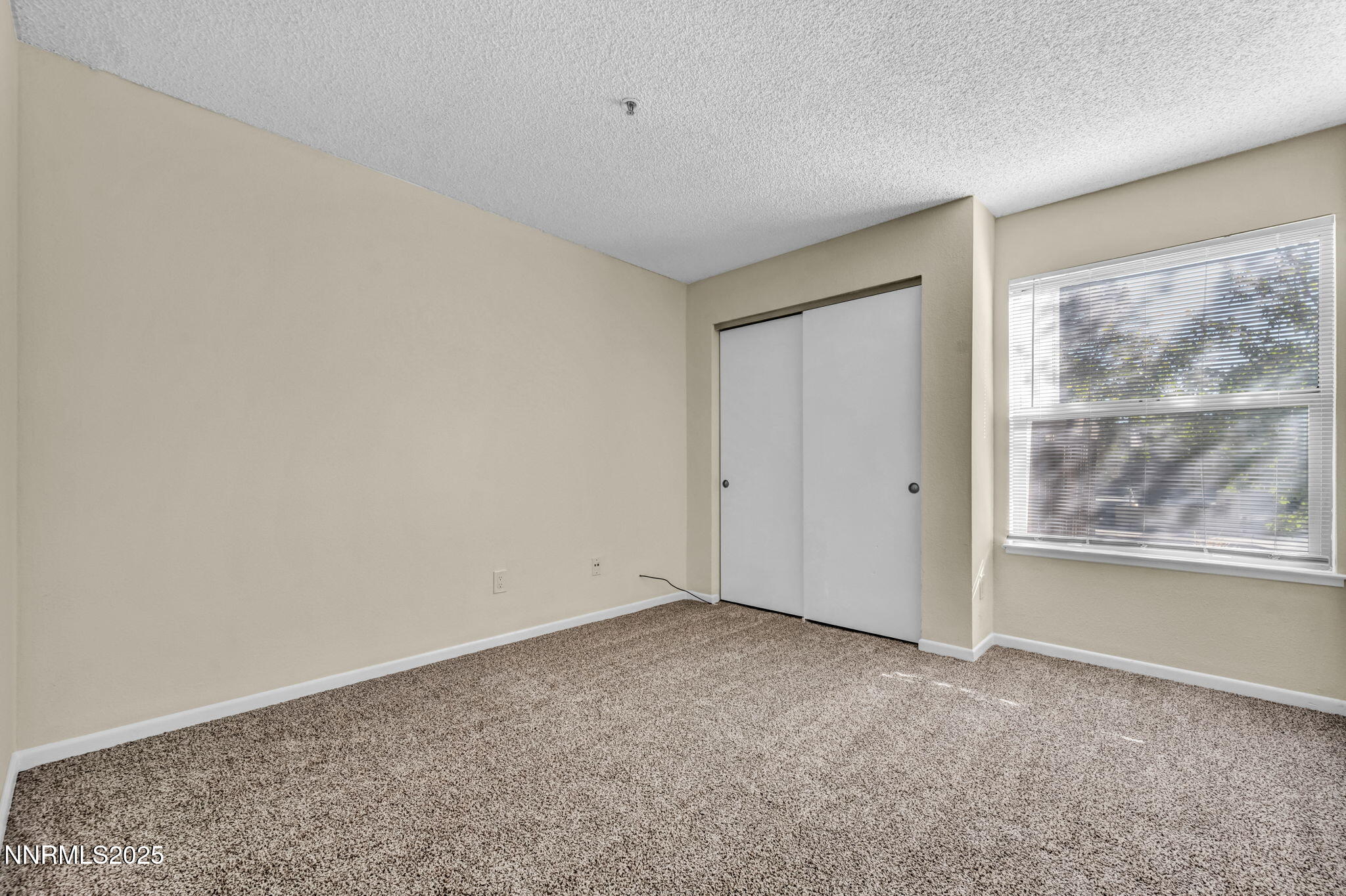 22-web-or-mls-3095-lakeside-dr-102