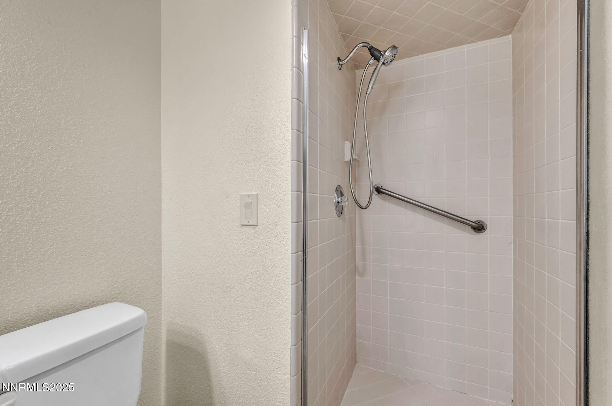 20-web-or-mls-3095-lakeside-dr-102