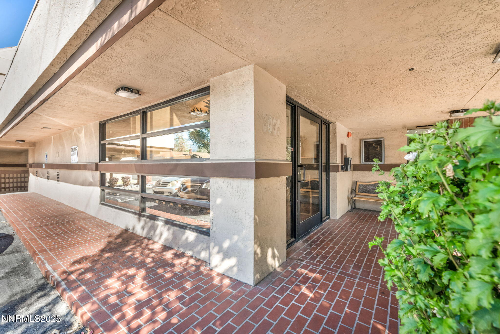 9-web-or-mls-3095-lakeside-dr-102