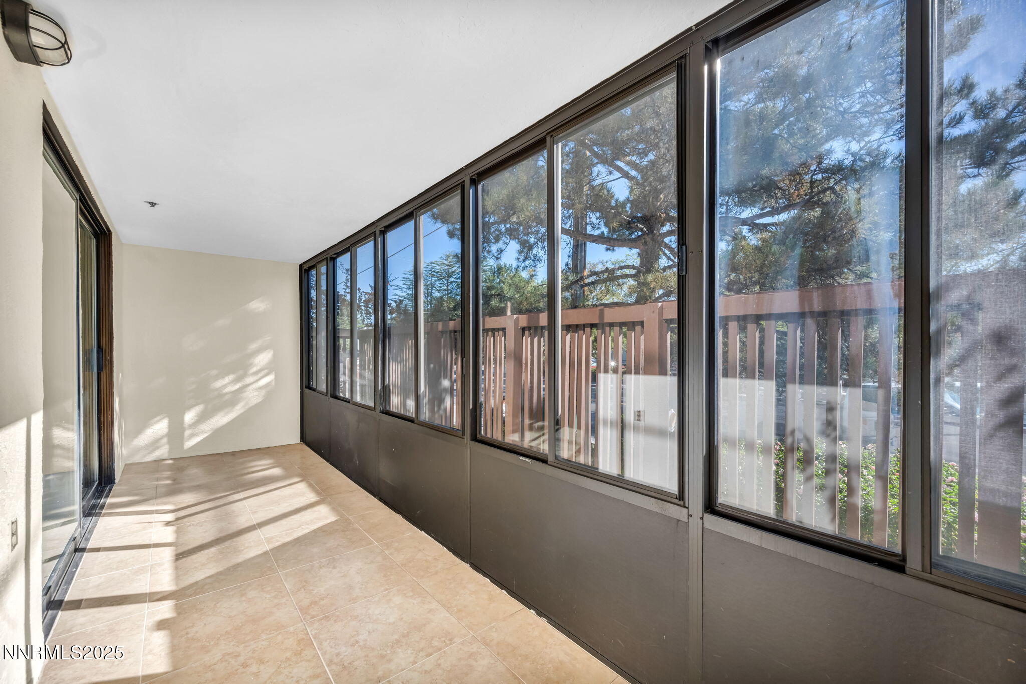 18-web-or-mls-3095-lakeside-dr-102