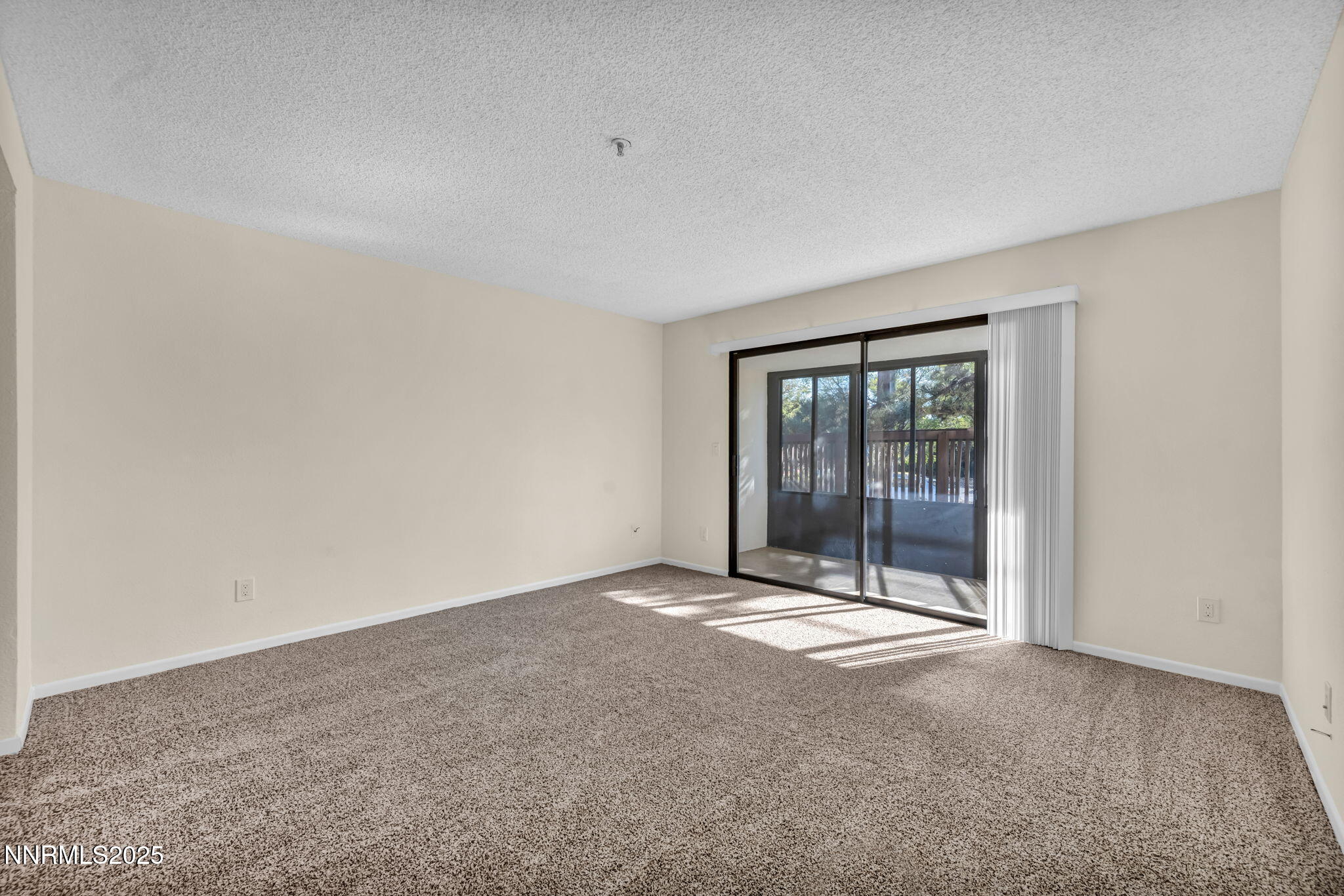 14-web-or-mls-3095-lakeside-dr-102